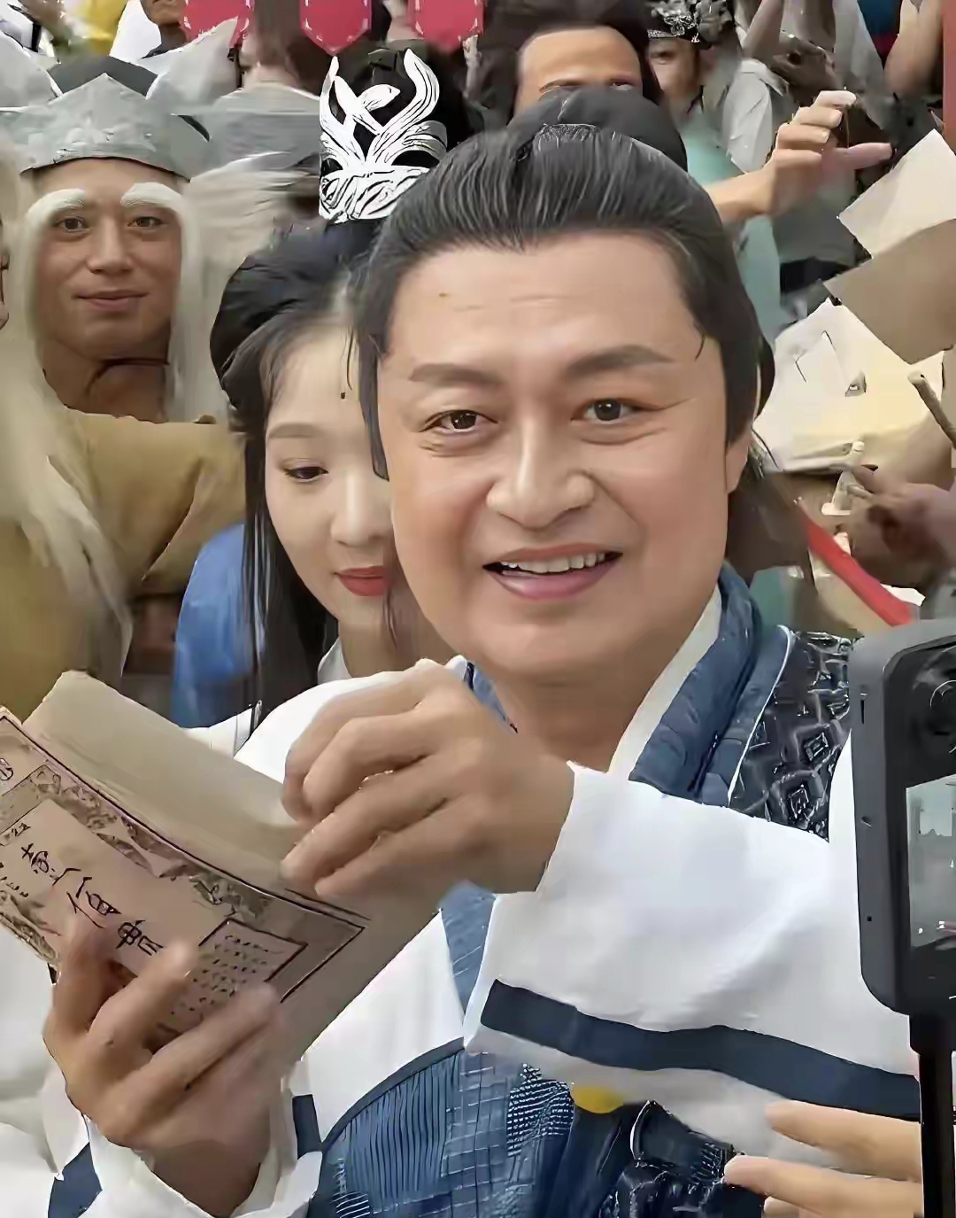 昔日"咆哮帝"马景涛景区卖唱晕倒,老搭档宁静综艺牵手汪峰,这冰火两重