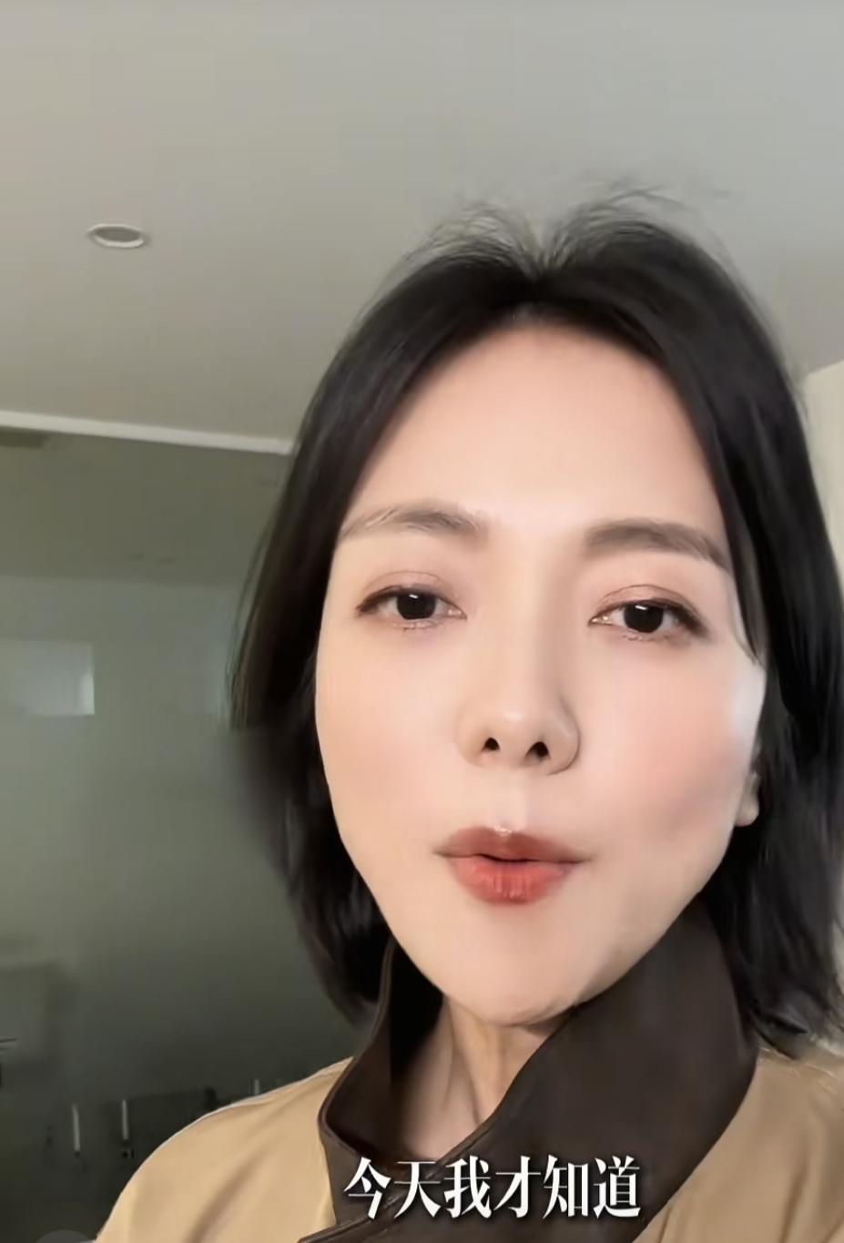 主持人杨乐乐近期因关注基层劳动者权益引发社会广泛讨论