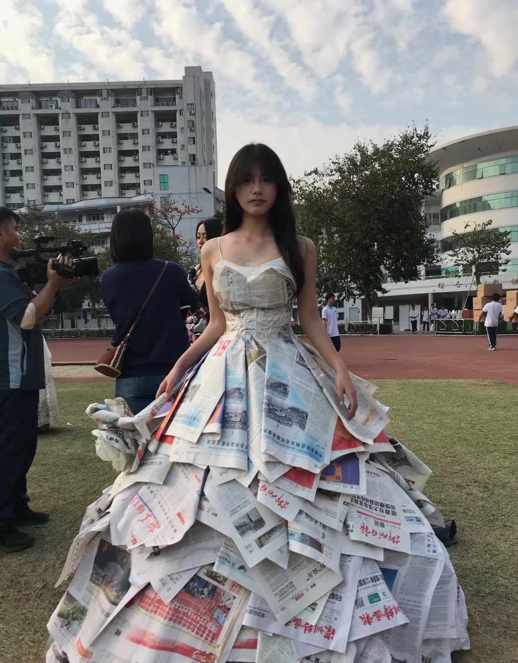 可以帮忙把后面的人消掉吗 用报纸做了件礼服 拍了照发现后面全是人