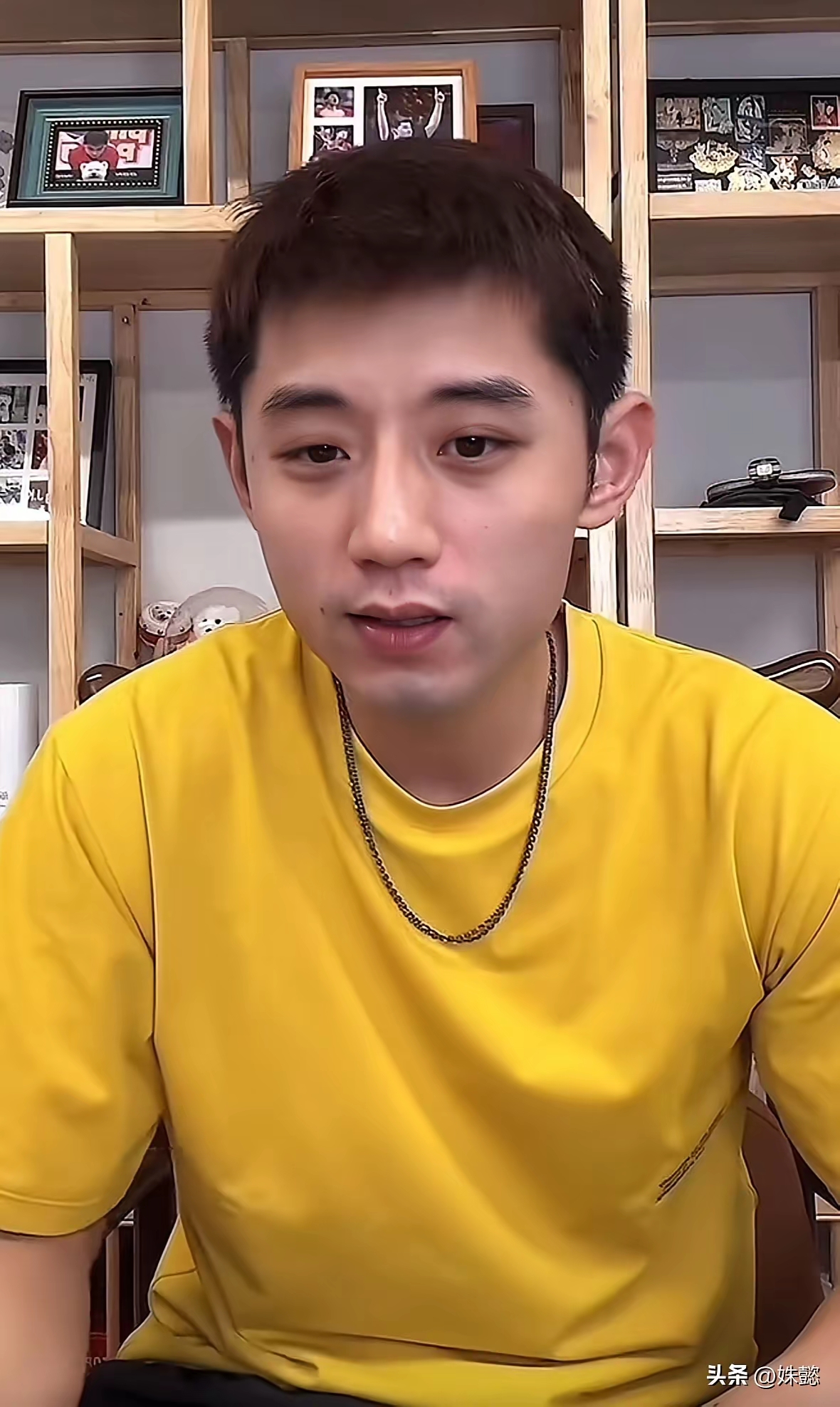 说完就是长时间的低头沉默尽显无奈和委屈