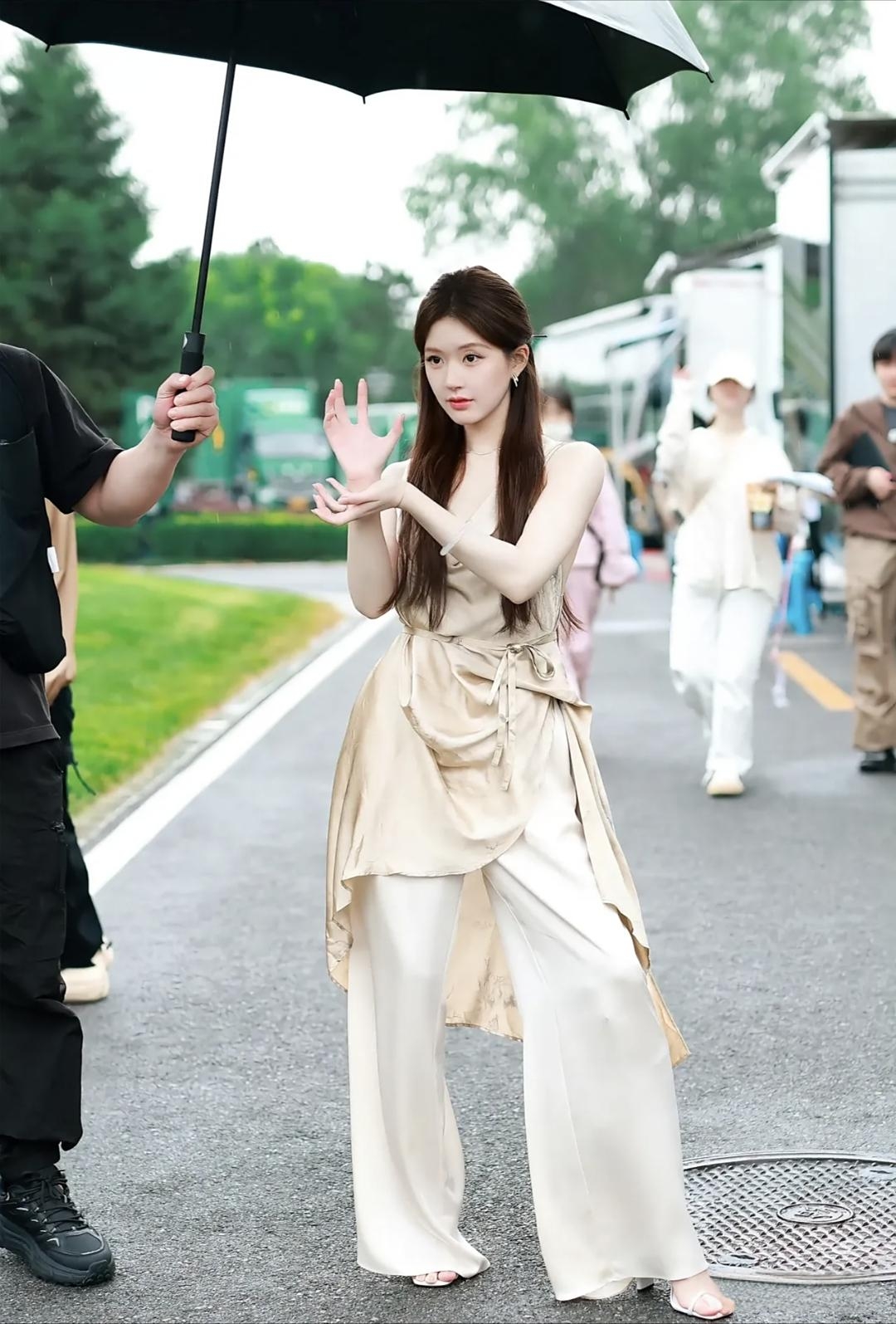 赵露思这次确实势头很足啊,品牌活动人气高,销量又能打,资本看重她的