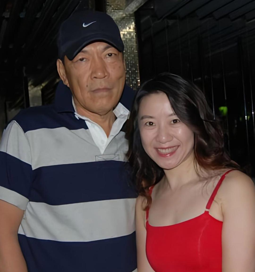 当年大傻成奎安听闻蓝洁瑛穷困到捡垃圾吃剩饭心急火燎赶到她住