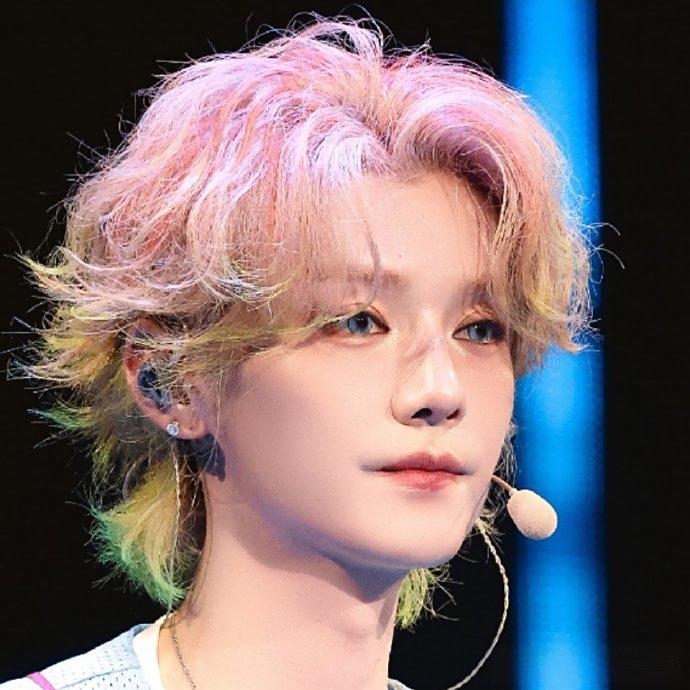 目前鹿晗主要精力放在唱歌上