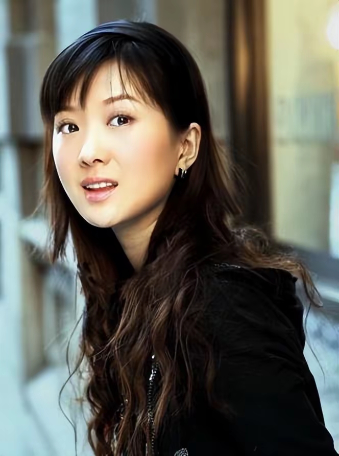 然而,一场意外的变故,让男人决然放手,转身迎娶