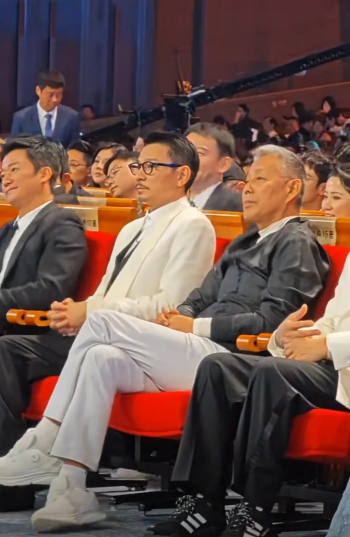 爆料!  想不到,陈道明和刘德华坐在一起.谁怎么样竟然一目了然