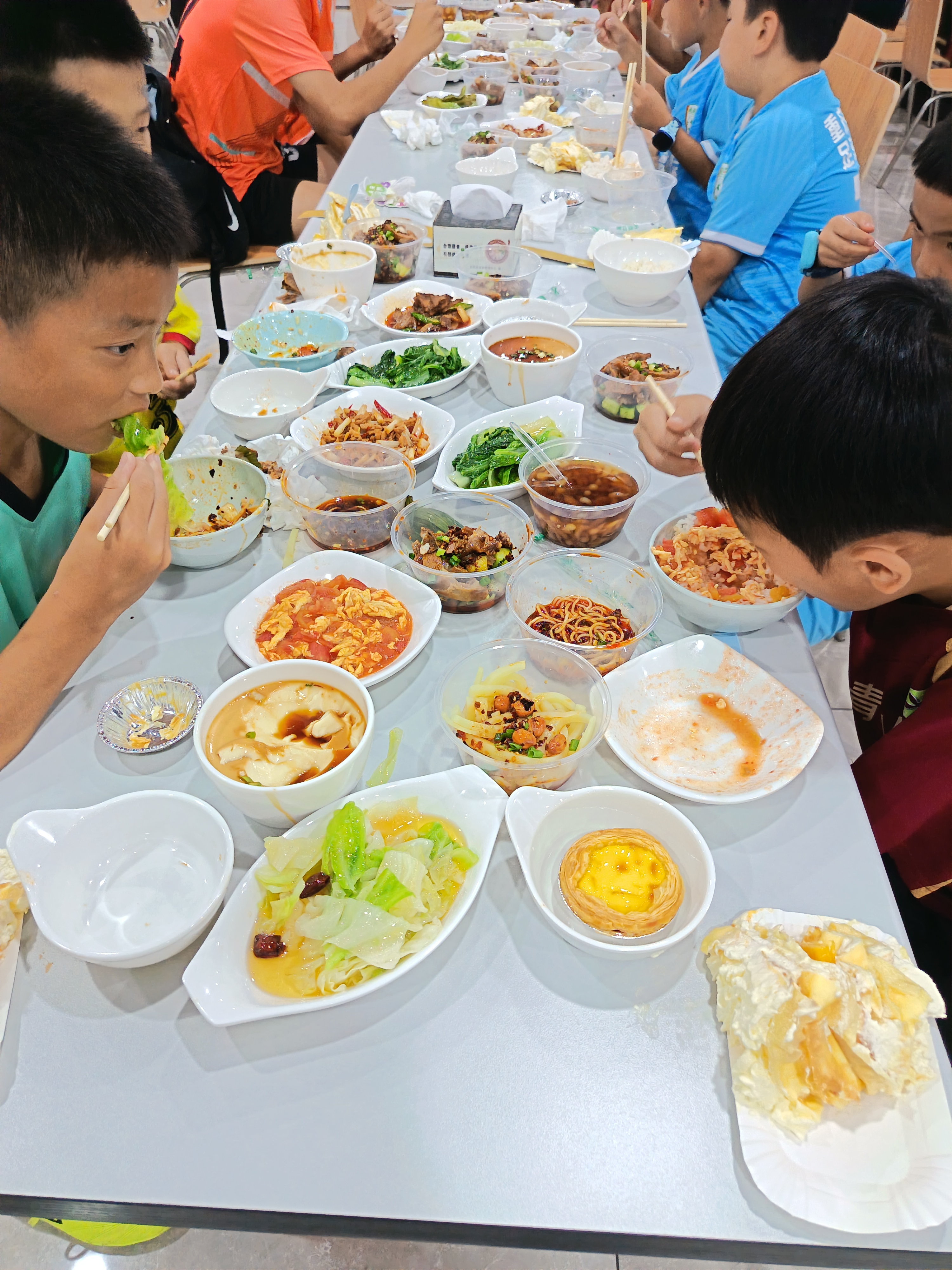 在荣昌政府机关食堂过生日的球员们表示,希望每年都能这样过生日