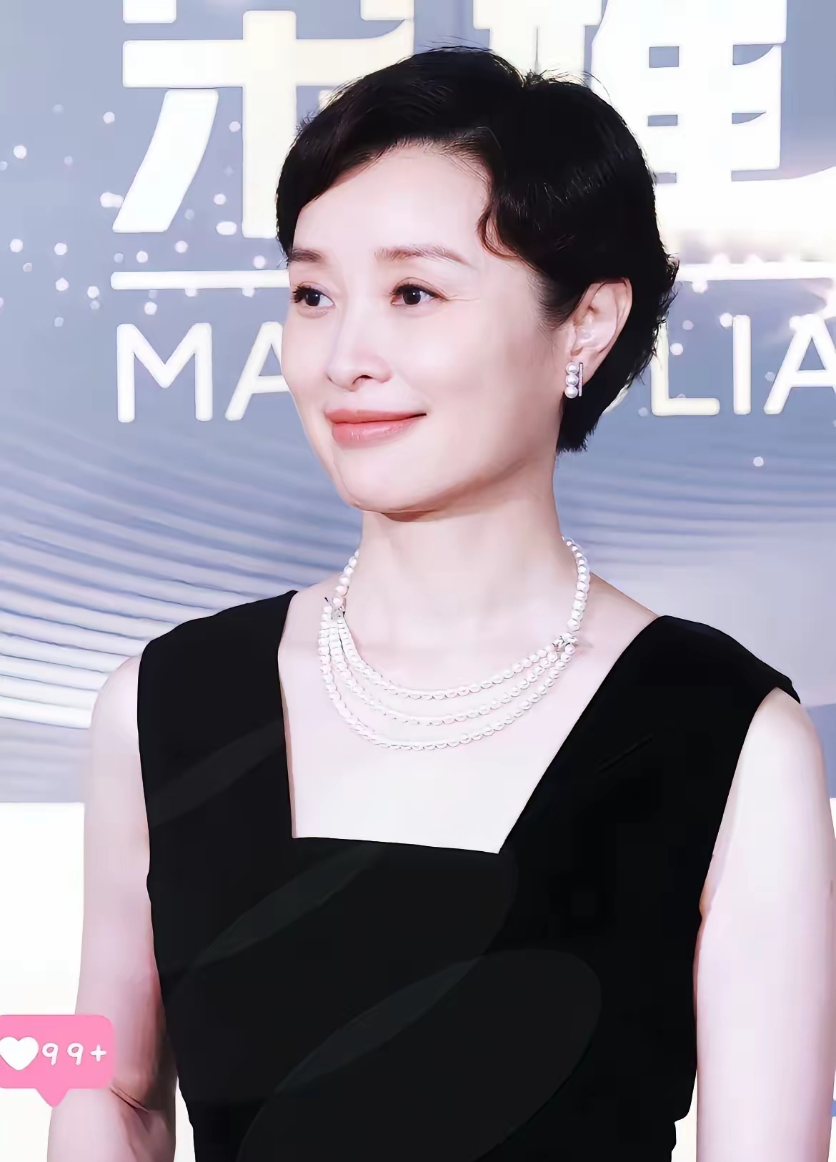低头沉默的女图片
