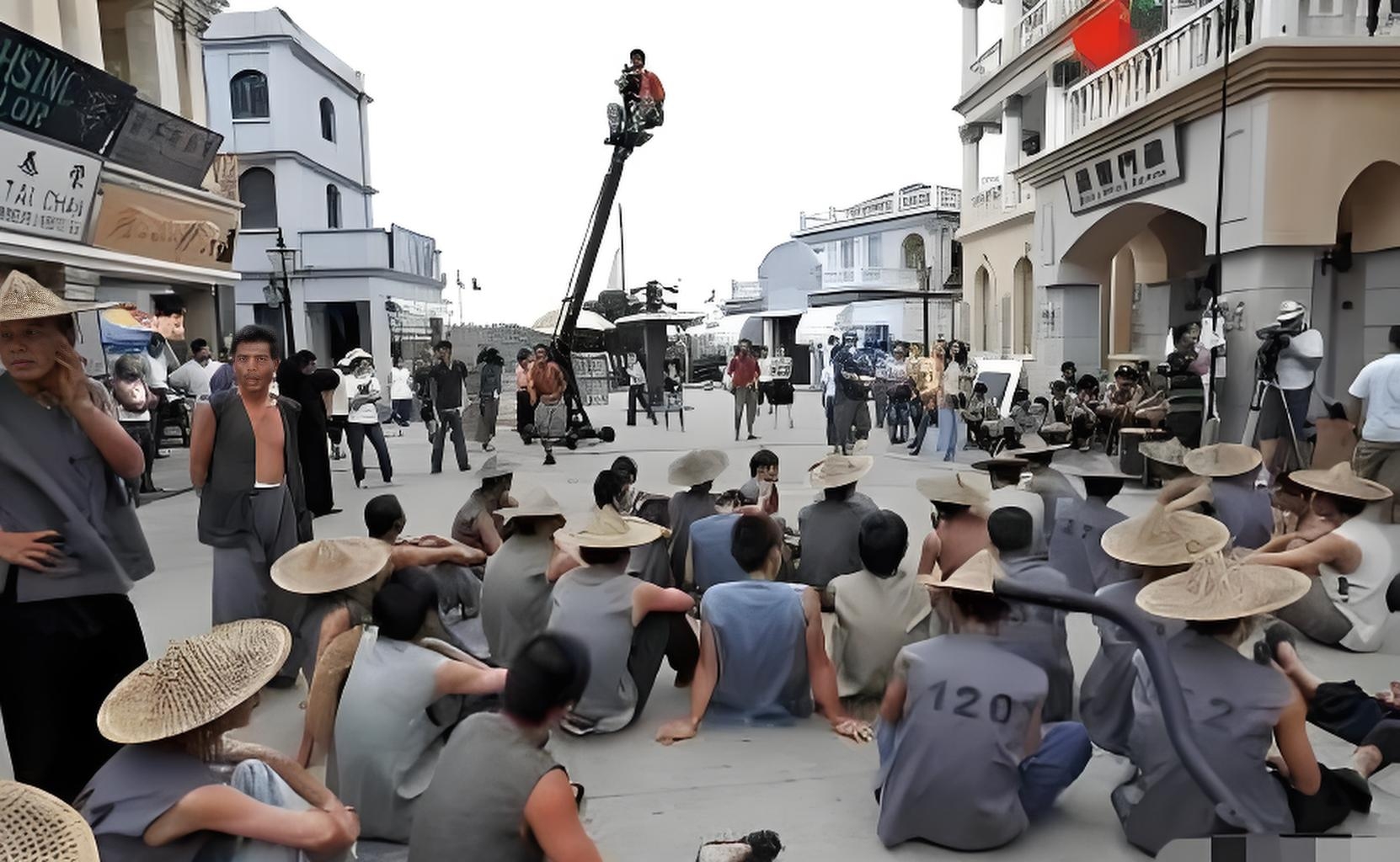 很多人都往横店跑,夏天裹着棉袄拍戏,冬天却要穿短袖