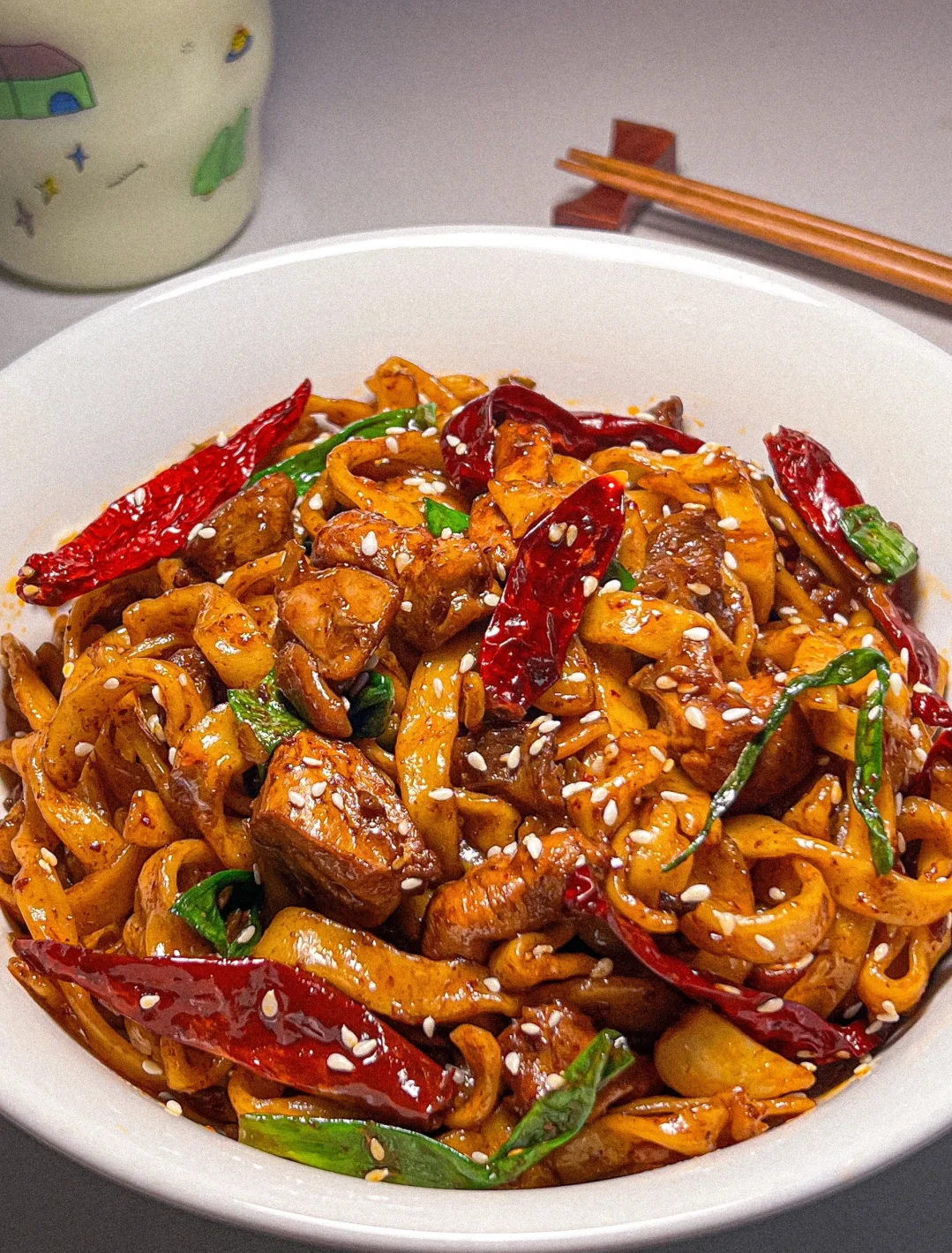 辣子鸡拌面你们一定要试试看啊,又麻又辣～ 超浓郁的辣子鸡拌面吧 !