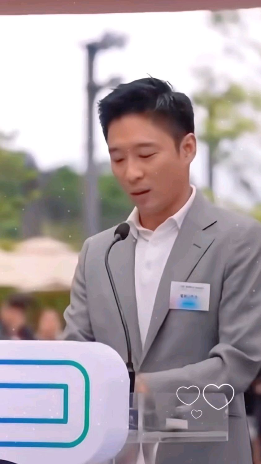 在访谈中,主持人向霍启山发问:"您到现在都还没成家?