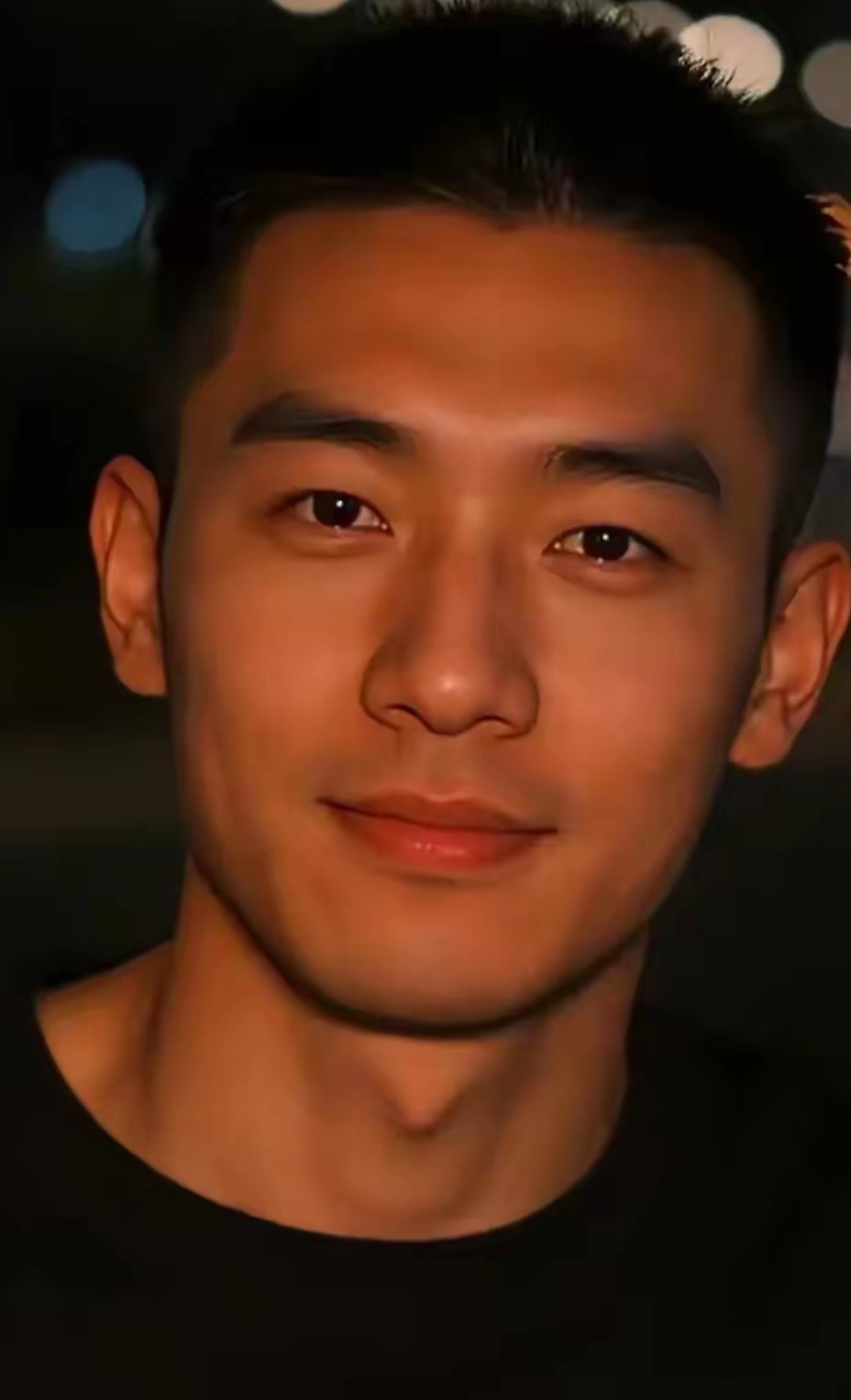 英俊帅气男人的标准就该是这样的,标准的国字脸形,标准的五官,天堂