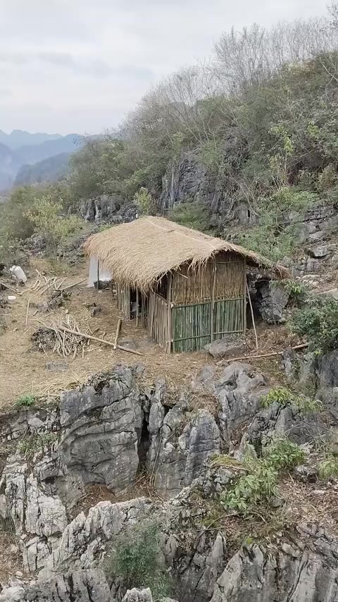 师傅在山上建造的茅草屋,在这里养老,出门的风景相当美