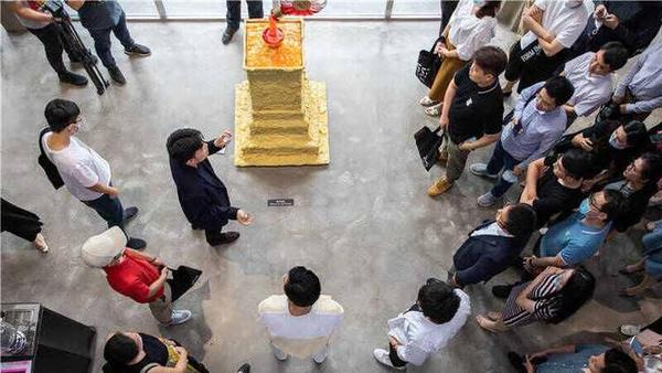 12月18日,x美术馆创始人黄勖夫发文回应"凤冠被毁"事件,并附上策展