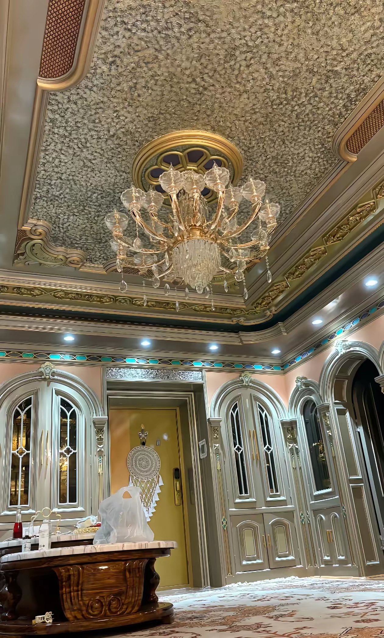 看了新疆人家的富丽堂皇装修,突然觉得汉族的房子像是没装修一样