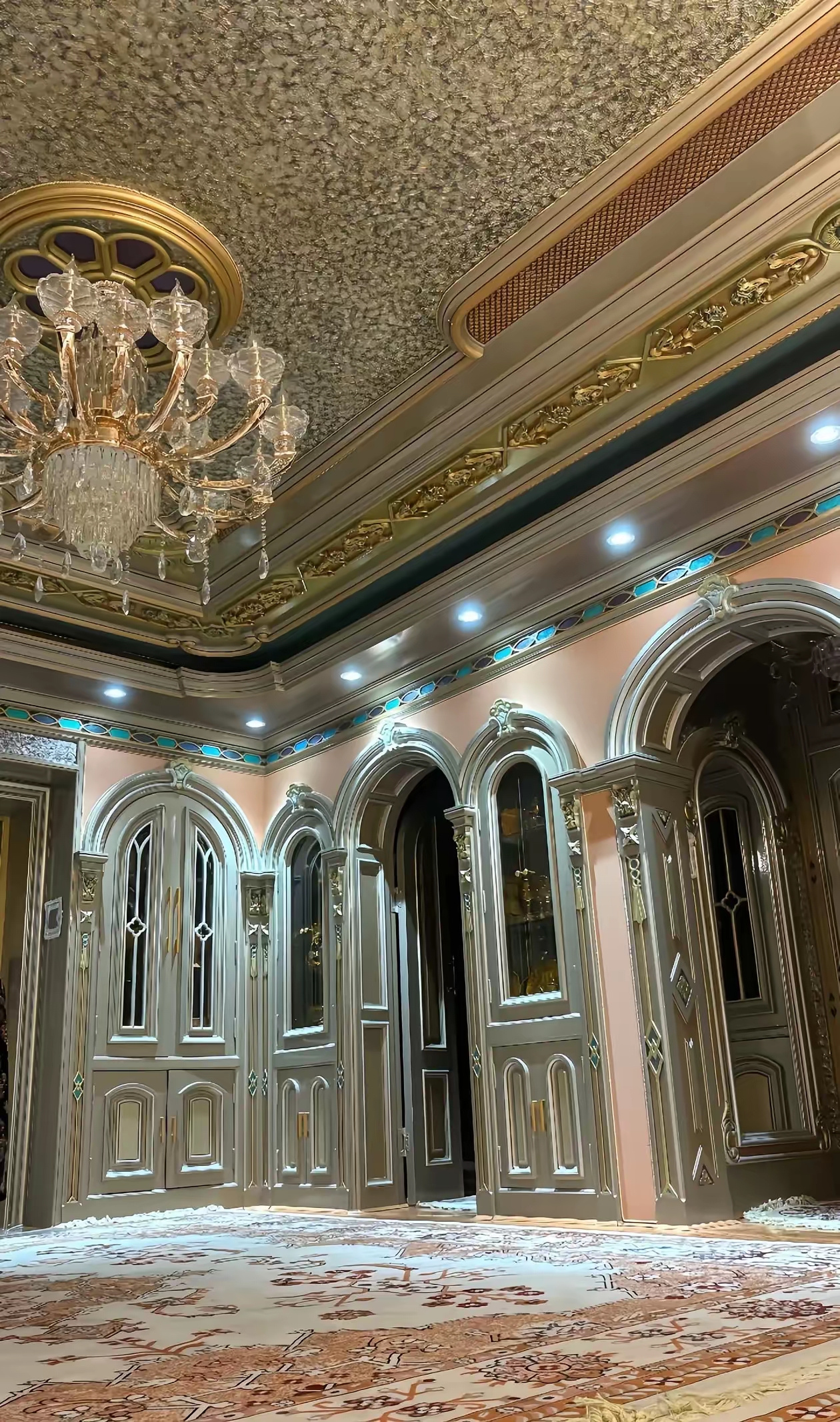 看了新疆人家的富丽堂皇装修,突然觉得汉族的房子像是没装修一样