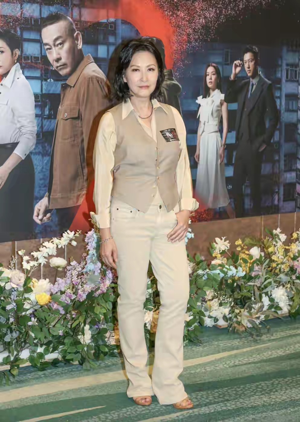 55岁的她不仅优雅诠释自然老去的高级感,还悄悄