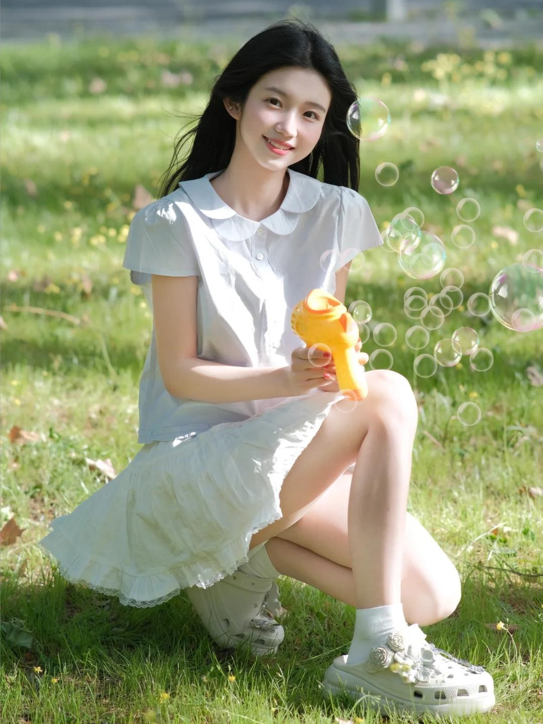 简约版型勾勒出青春活力,搭配白色休闲鞋与袜子,尽显纯真烂漫