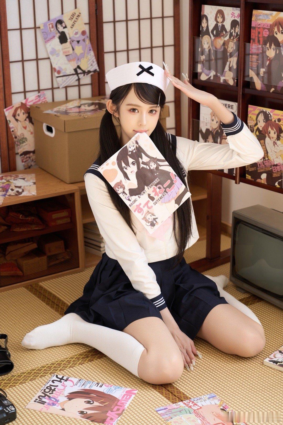 经典水手服,白色上衣配深蓝百褶裙,粉色蝴蝶结甜美吸睛