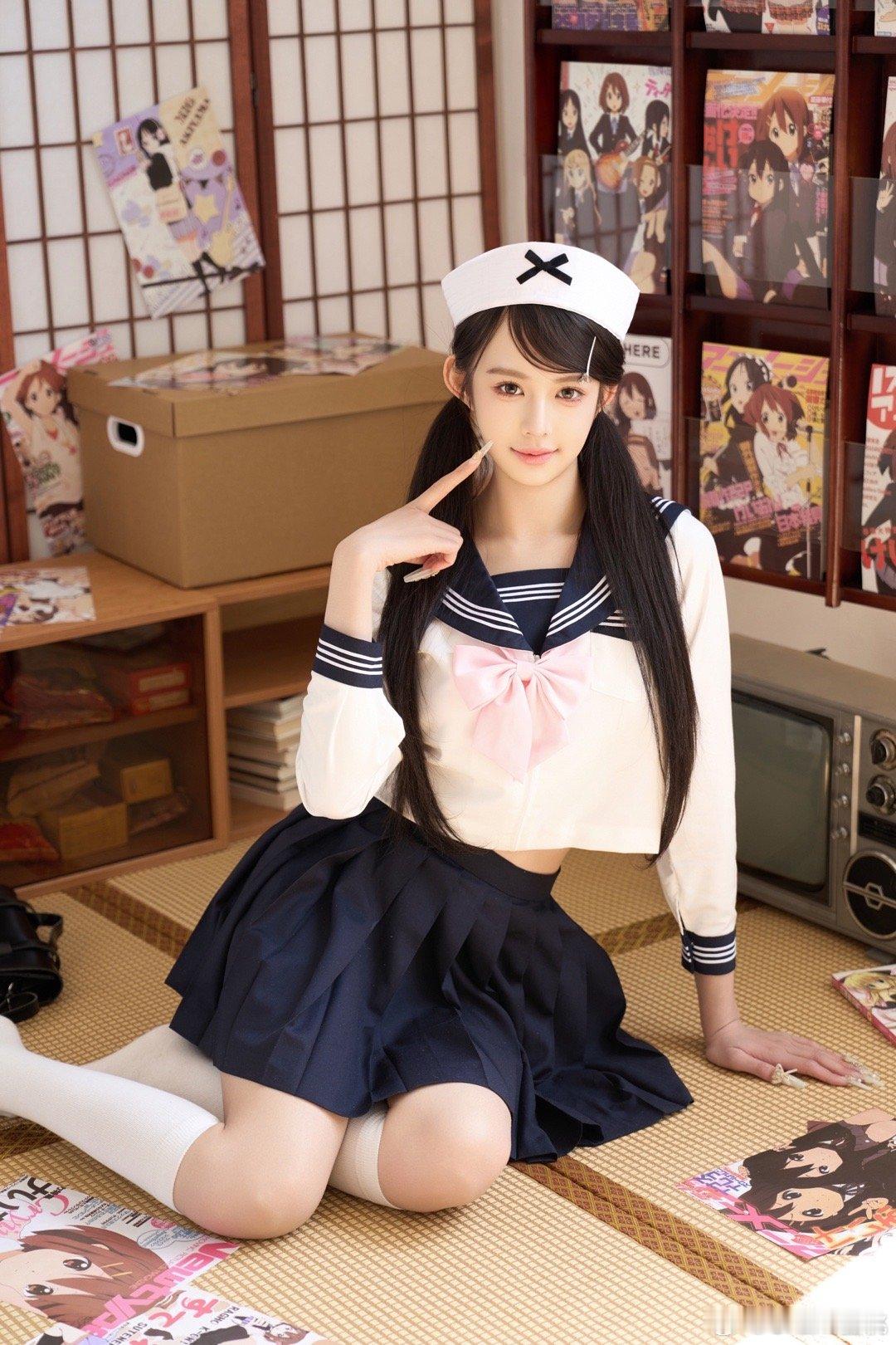 经典水手服,白色上衣配深蓝百褶裙,粉色蝴蝶结甜美吸睛