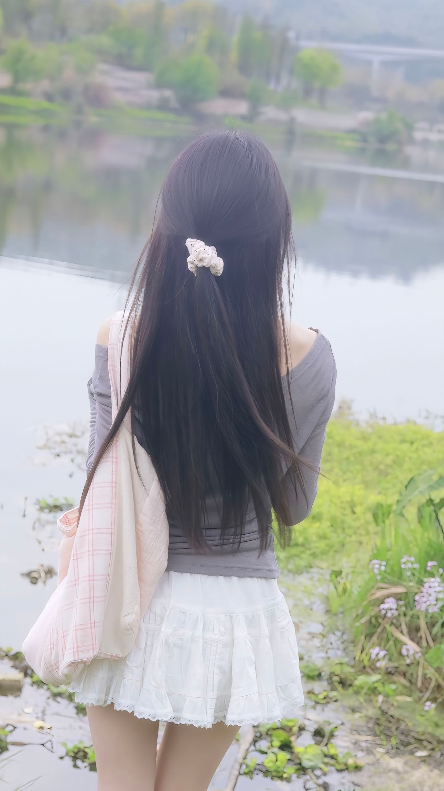 格纹布袋添随性,波点发圈点缀长发,松弛又明媚,把春日清新氛围穿身上
