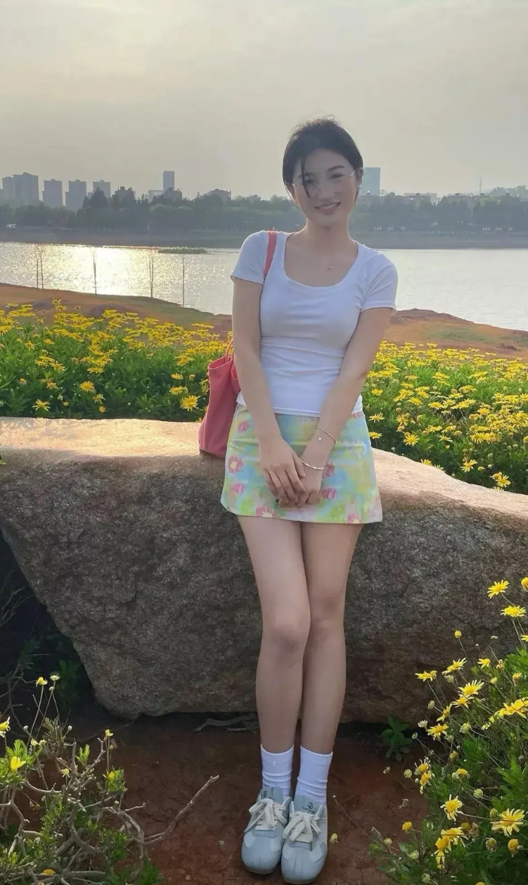 简约与鲜活碰撞,每抹色彩都藏着阳光絮语,把日常穿