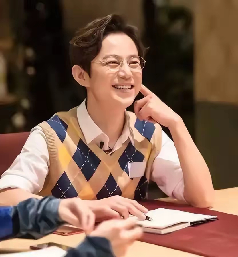 50岁何炅无妻无子,如今靠什么绝地反击?