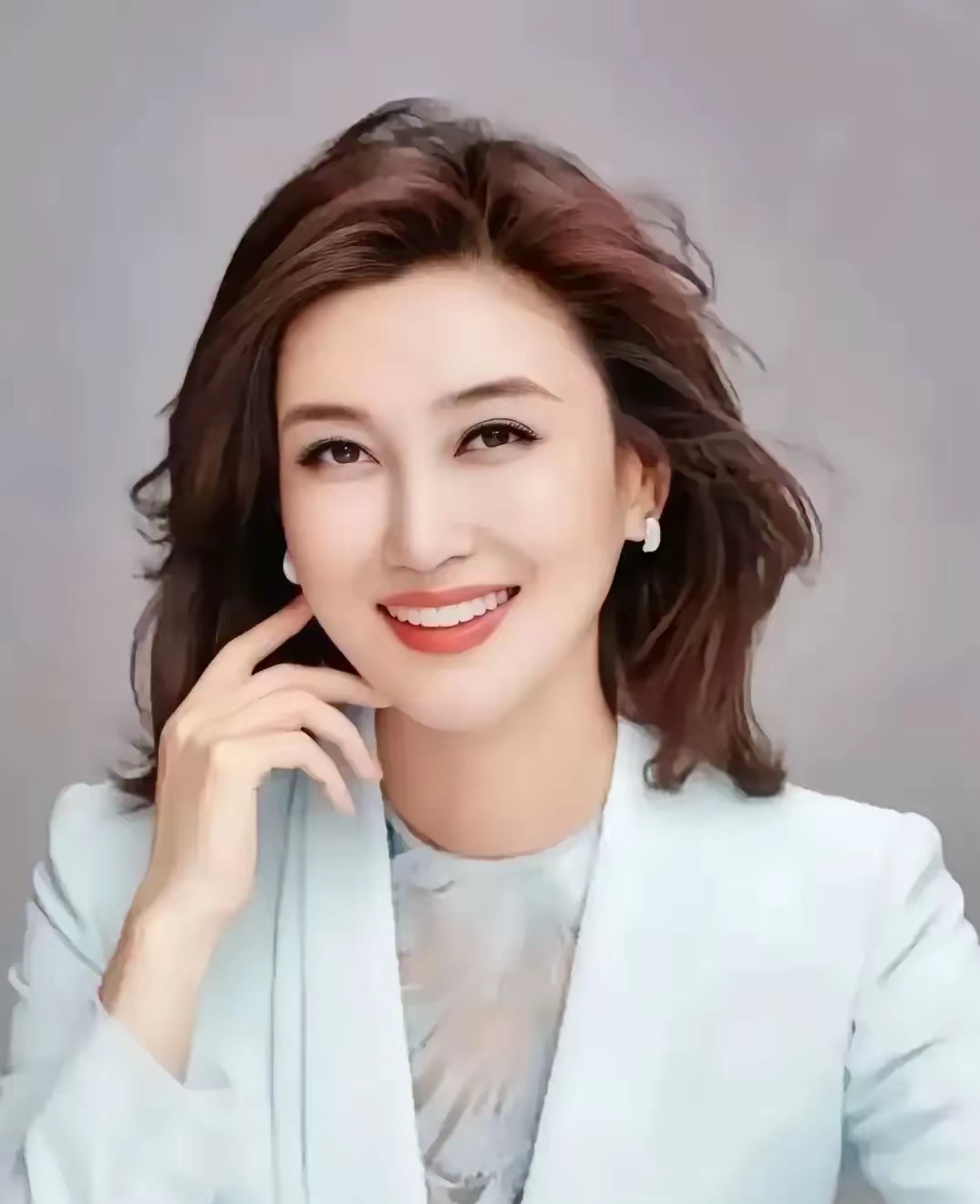 海峡两岸美女主持李红:知性与优雅的完美诠释!
