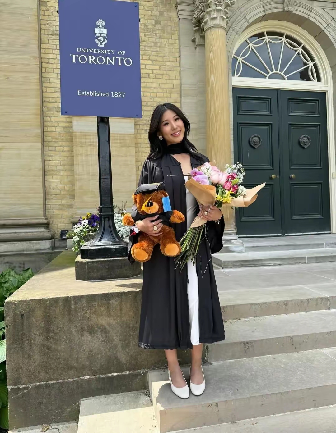 照片里,56岁的李婉华状态堪称一绝,优雅从容,岁月未在她