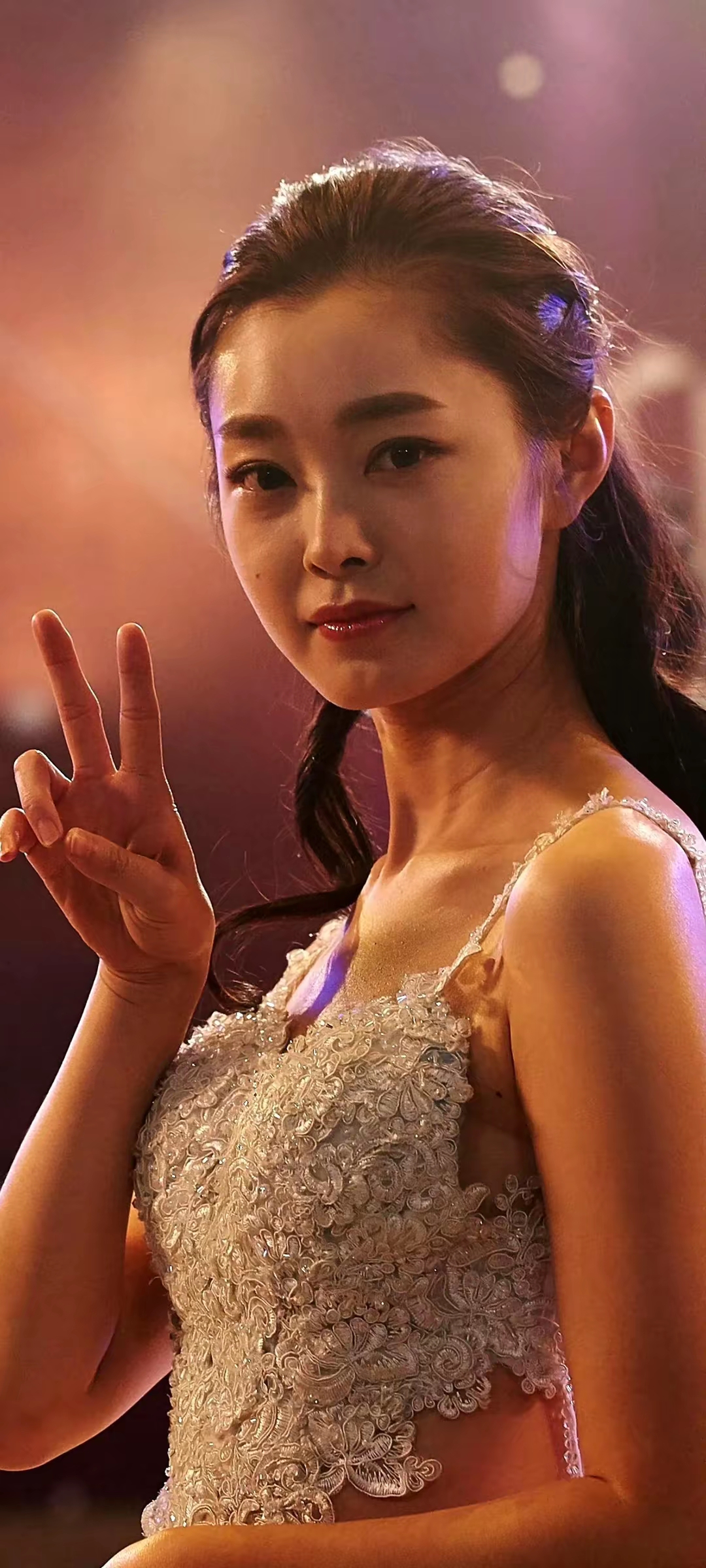 近日,一组宋轶的一米近距离高清生图在网络上引发热议