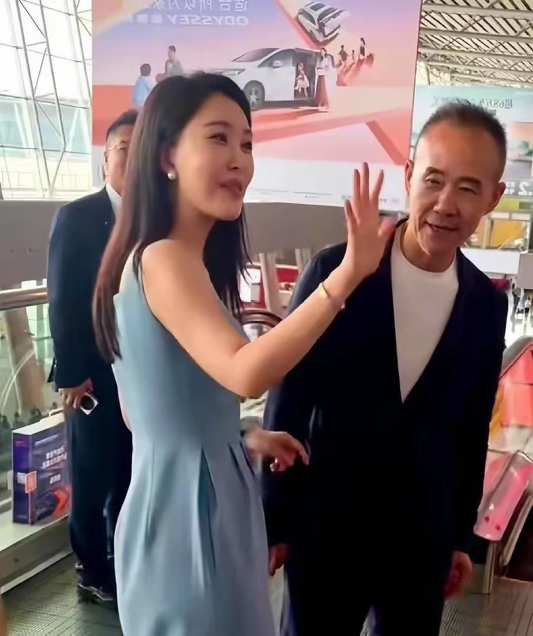 70多岁王石与40多岁妻子,相守爱意藏于眉眼之间,以妻子为中心的男人!