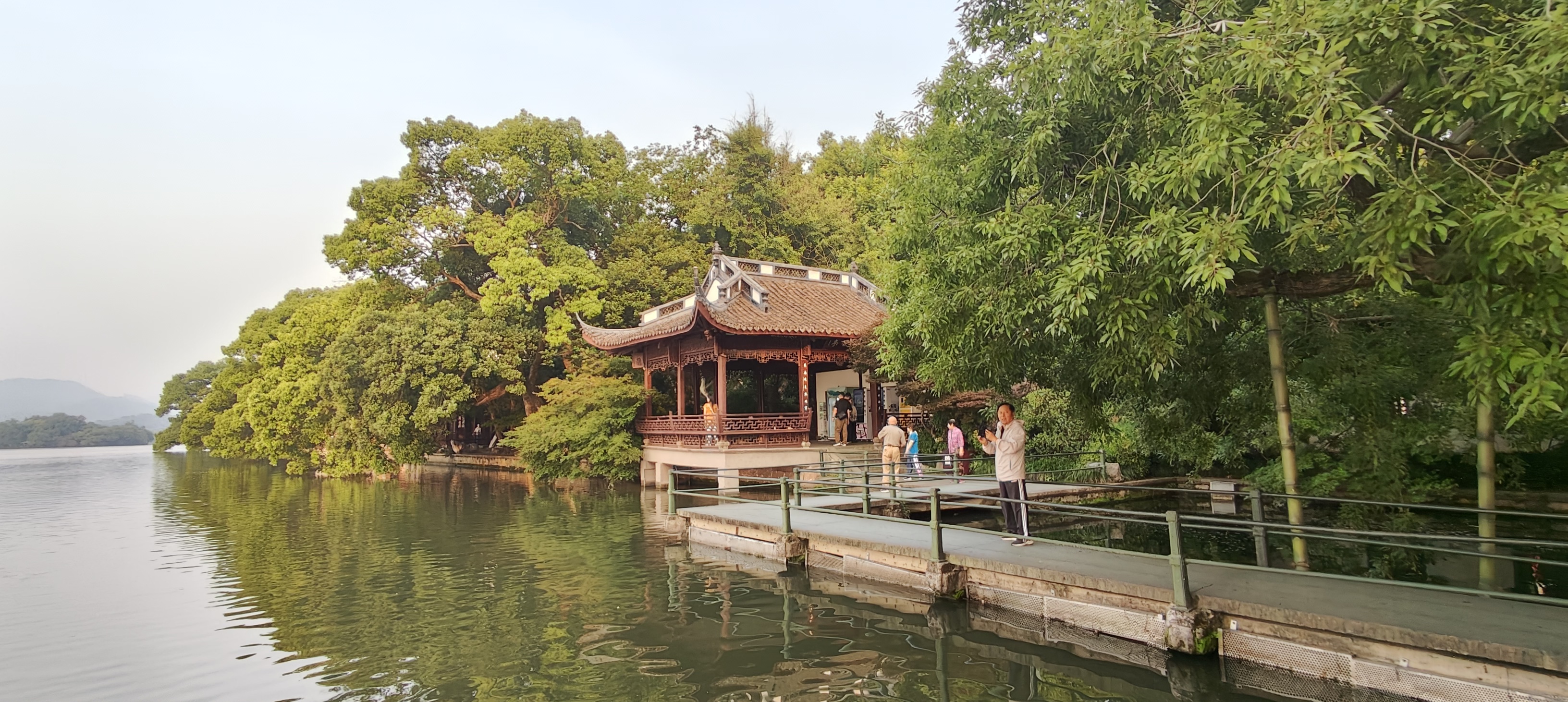 三伏天是一年中气温最高且又潮湿,闷热的时段