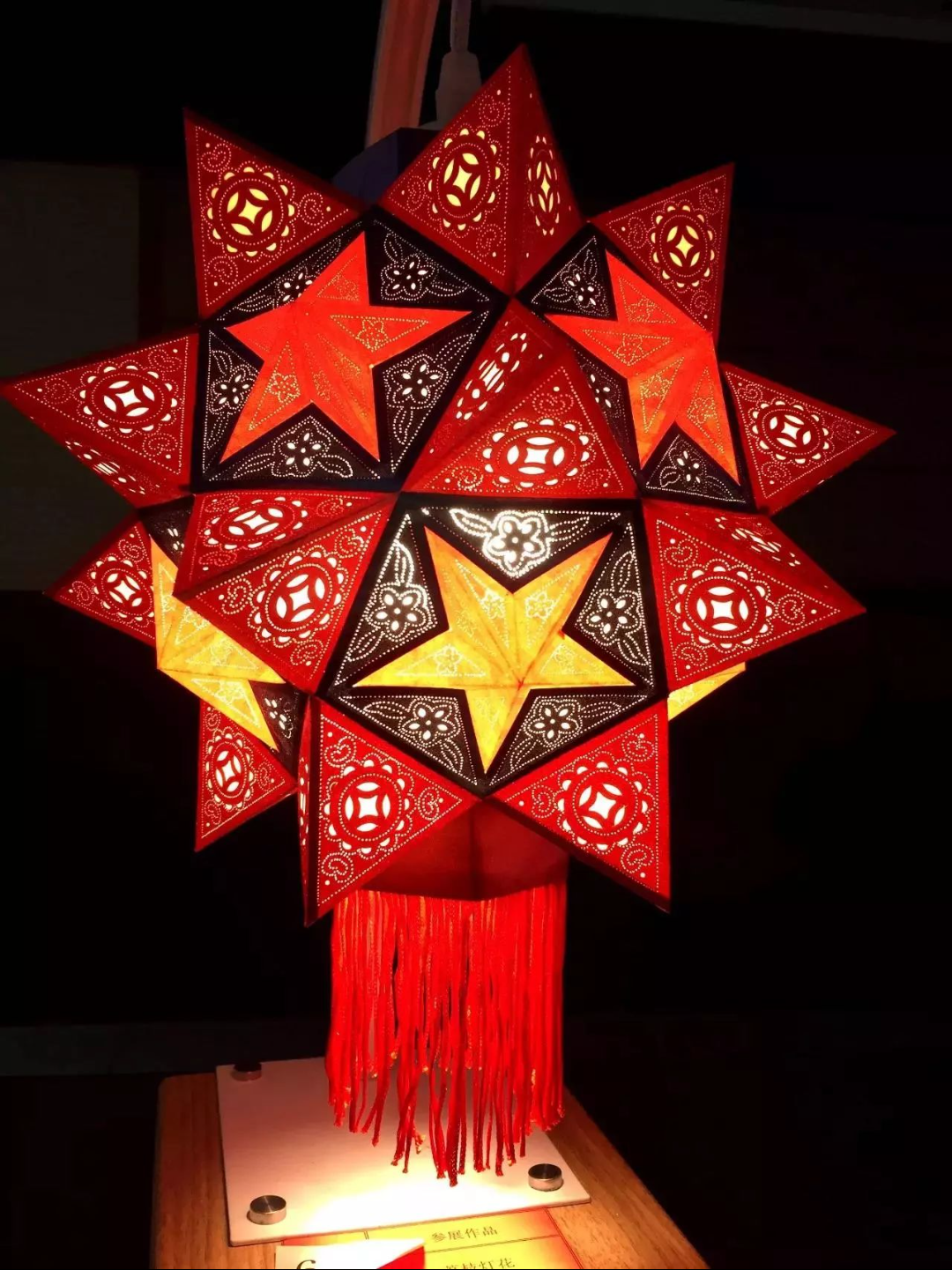 浙江硖石灯彩的"龙舟灯"全身针刺20万孔,龙鳞隐现于灯光下,含蓄雅致