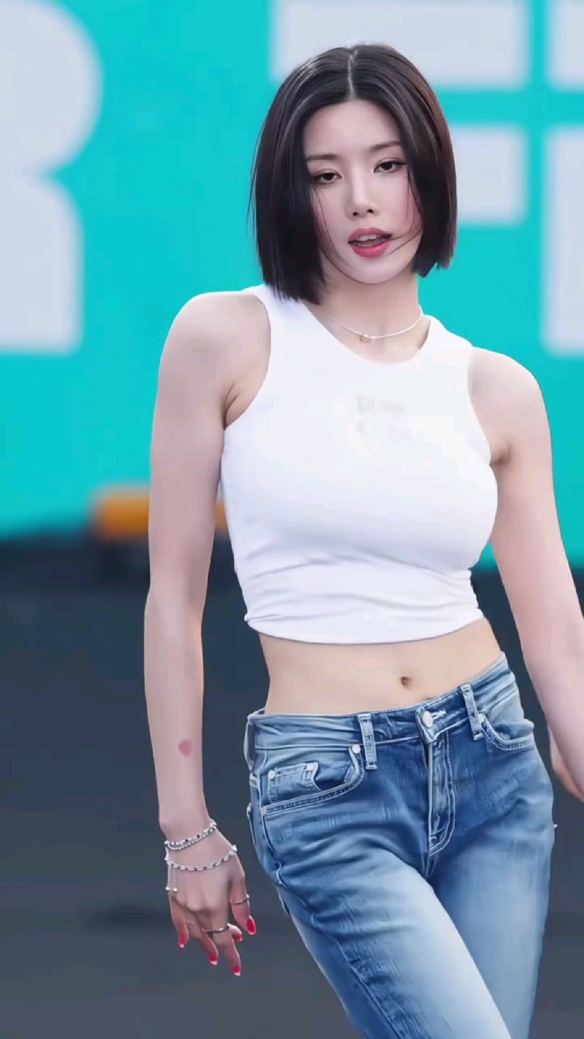 权恩妃,1995年出生于韩国,韩国女歌手,身材好颜值高