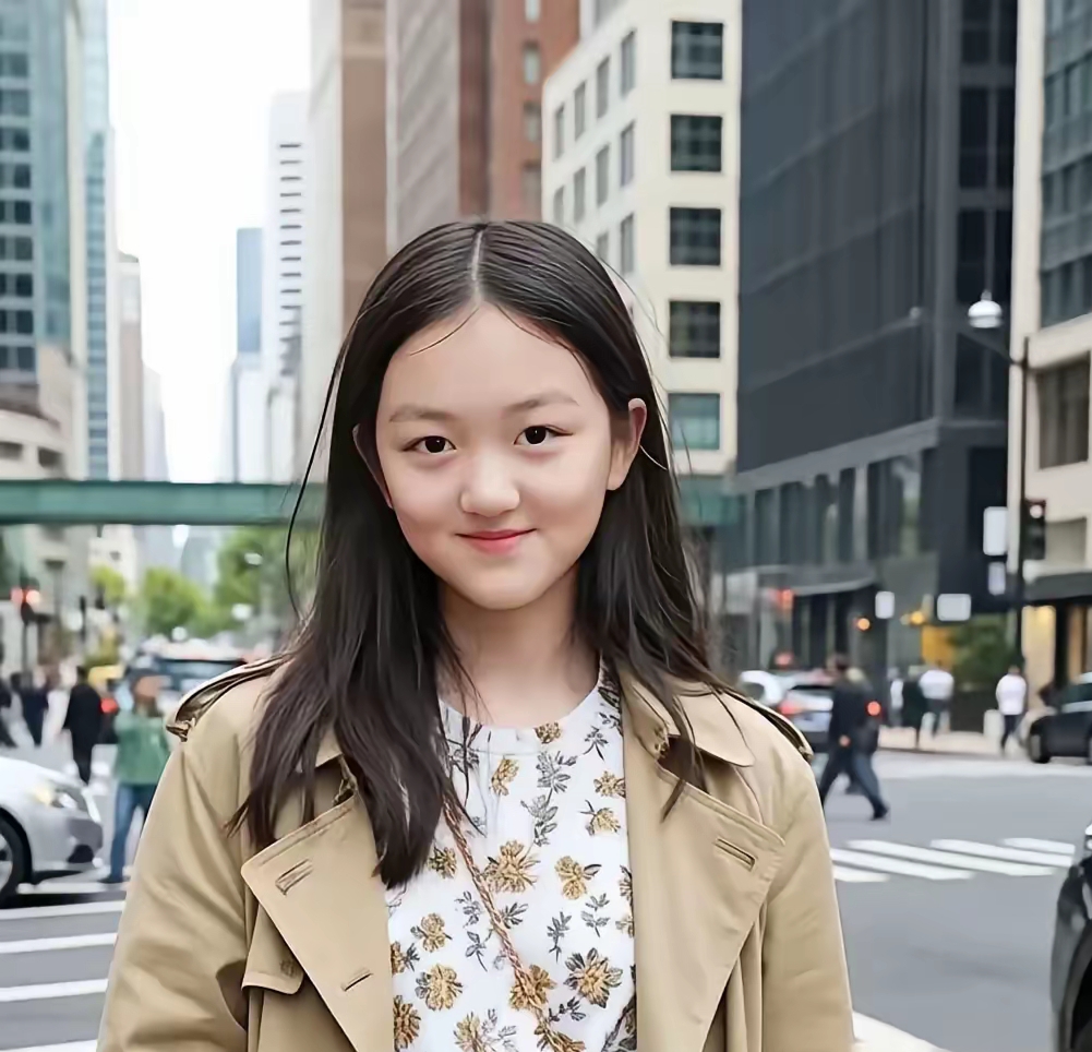 在父母的关爱与支持下,李嫣经历了多次嘴唇修复手术,如今唇部修复效果