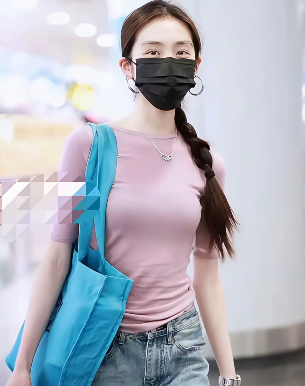 近日,有网友在北京机场偶遇孙莉接放暑假回国的19岁女儿黄多多