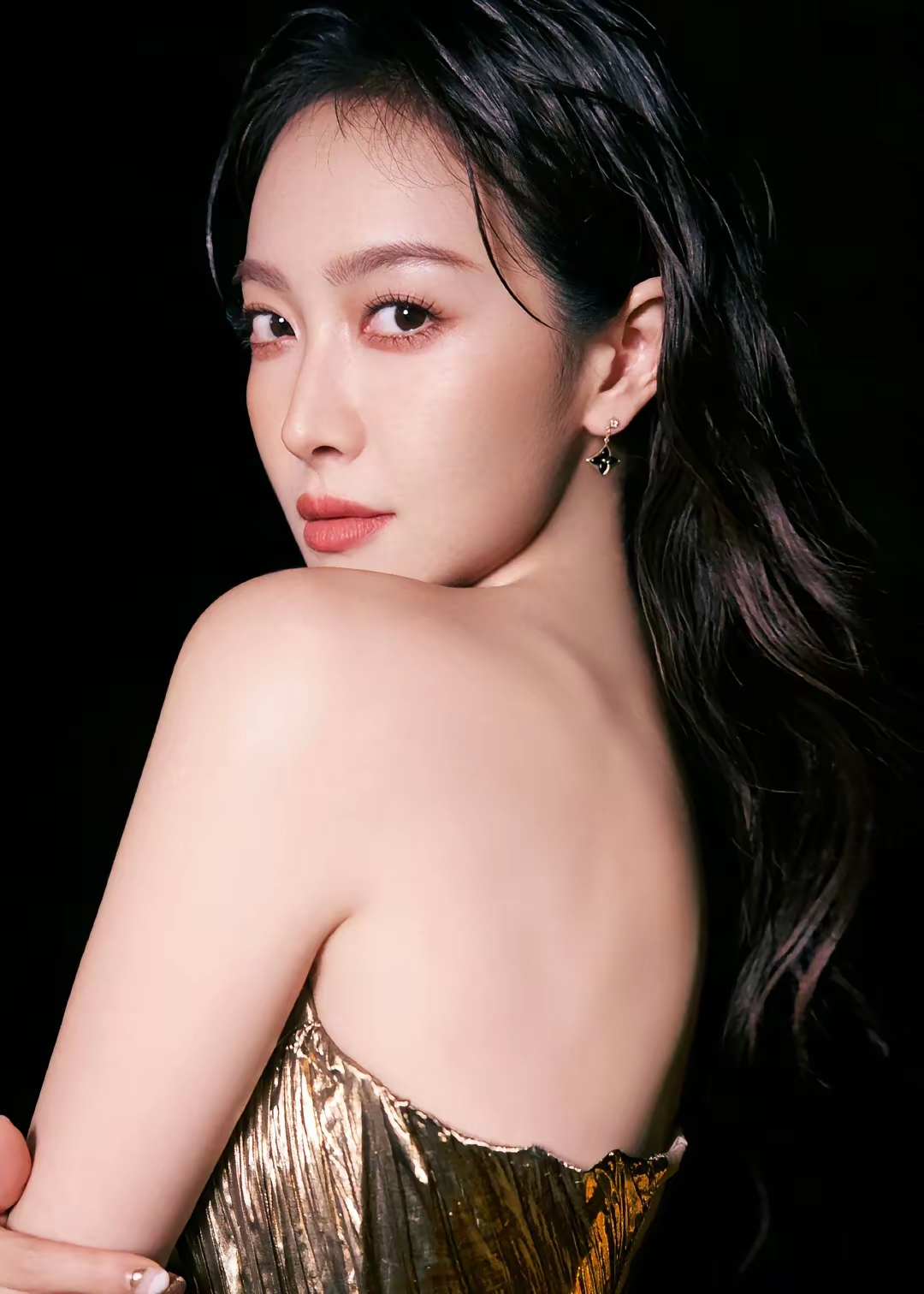 宋茜身着深v领鎏金抹胸裙时,展现出了独特的魅力,以下是对其造型的