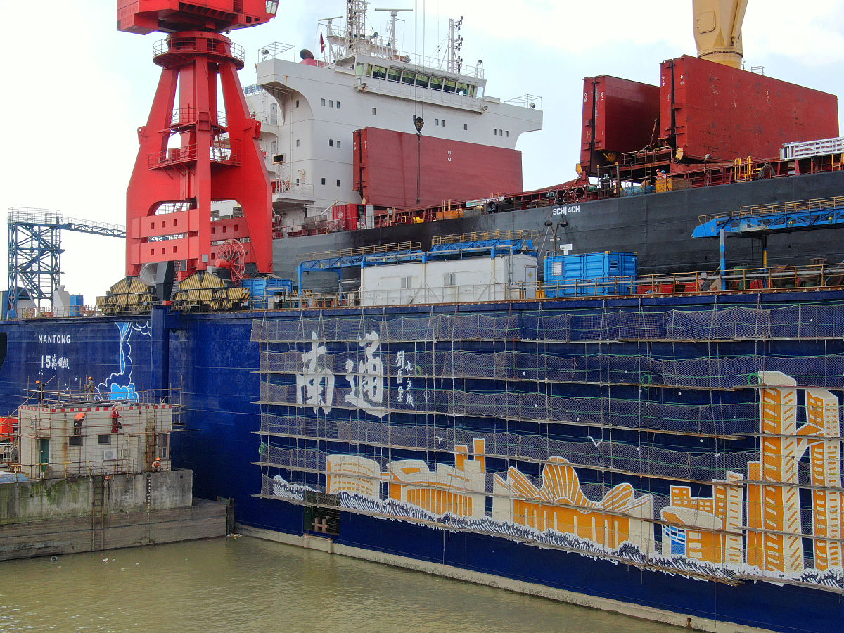 我国北方最大浮船坞在大连中远海运重工正式投产