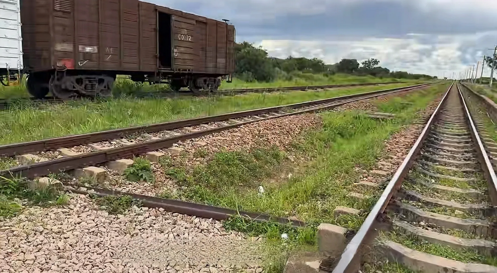 坦赞铁路现在破破烂烂的,这可是当初中国在非洲援建的第一条铁路,花了