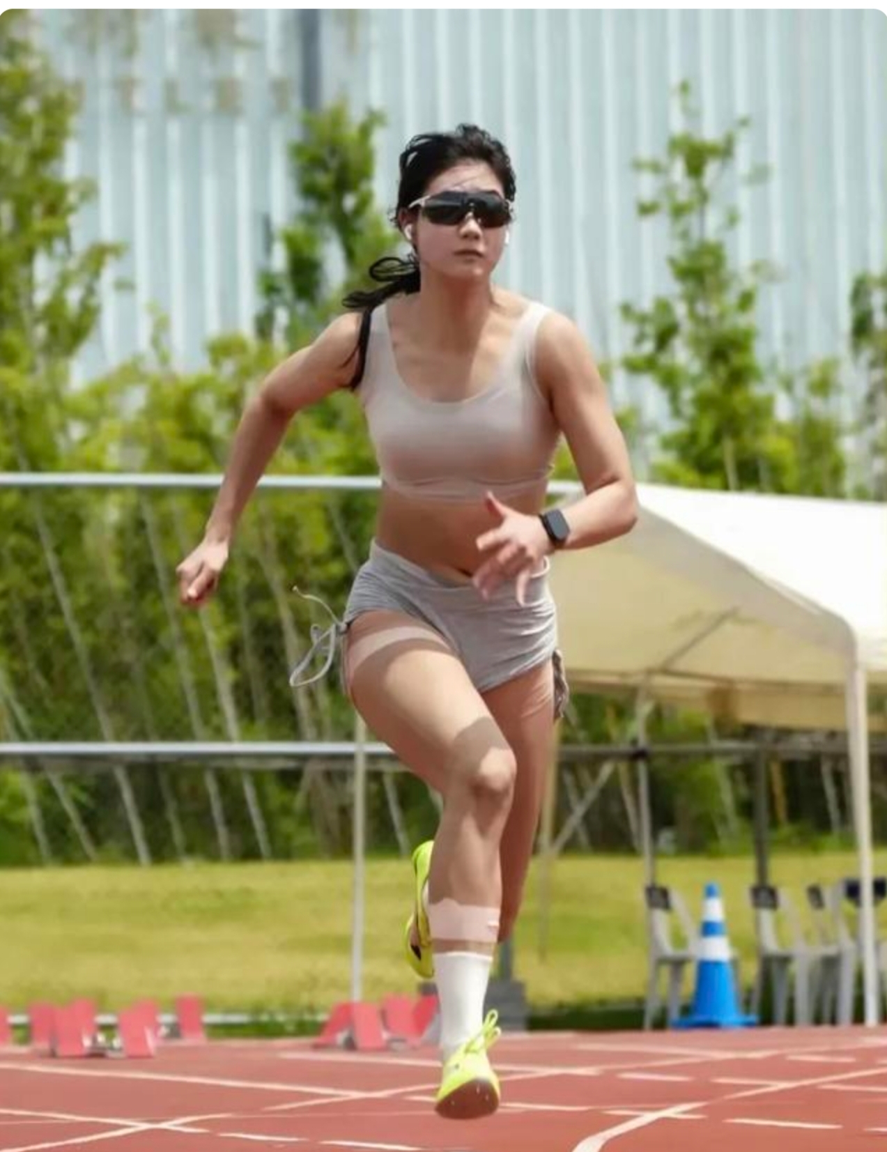 夏思凝田径赛场展英姿,肌肉线条尽显,美爆全场!
