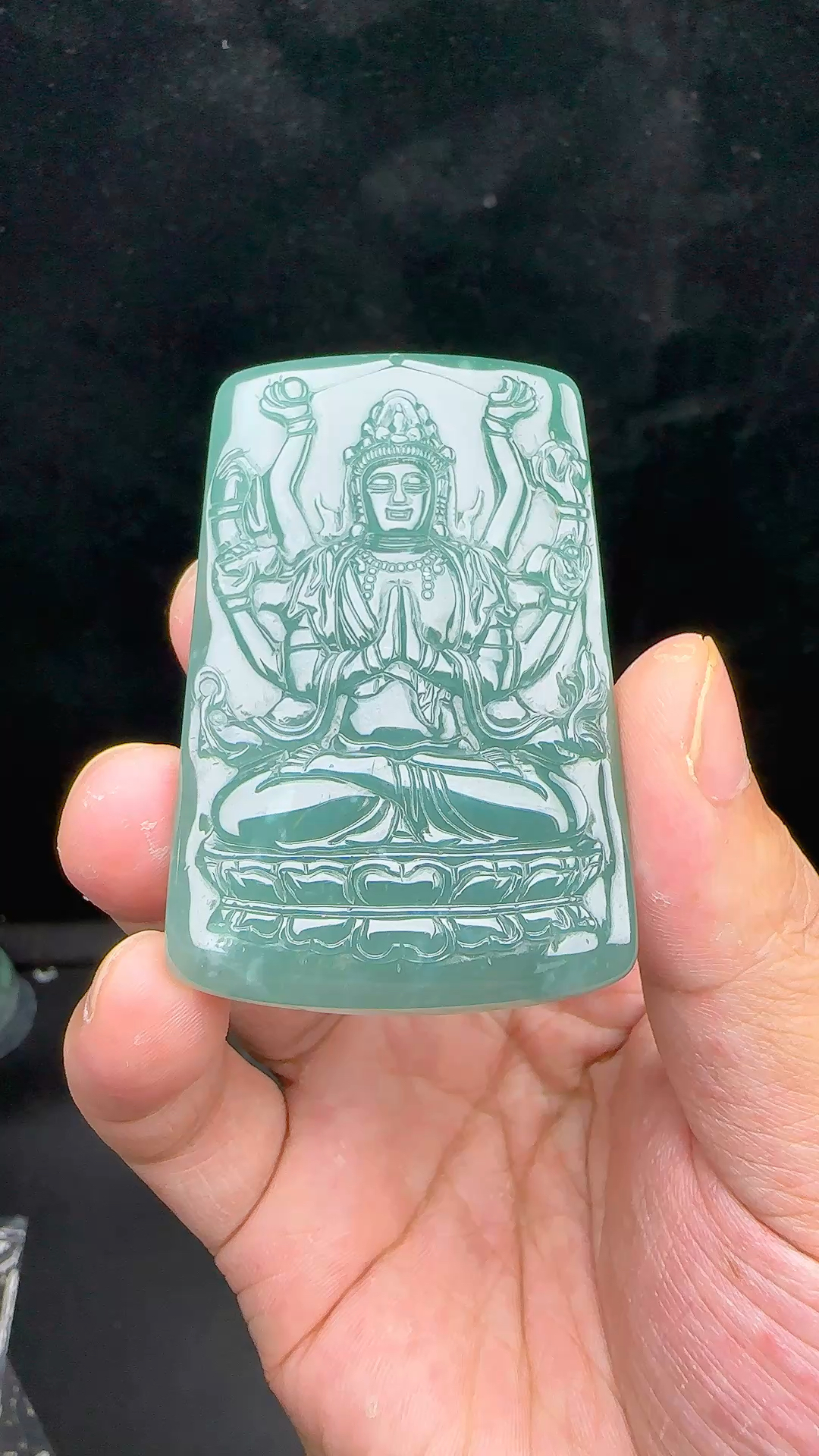 精雕冰蓝翡翠千手观音