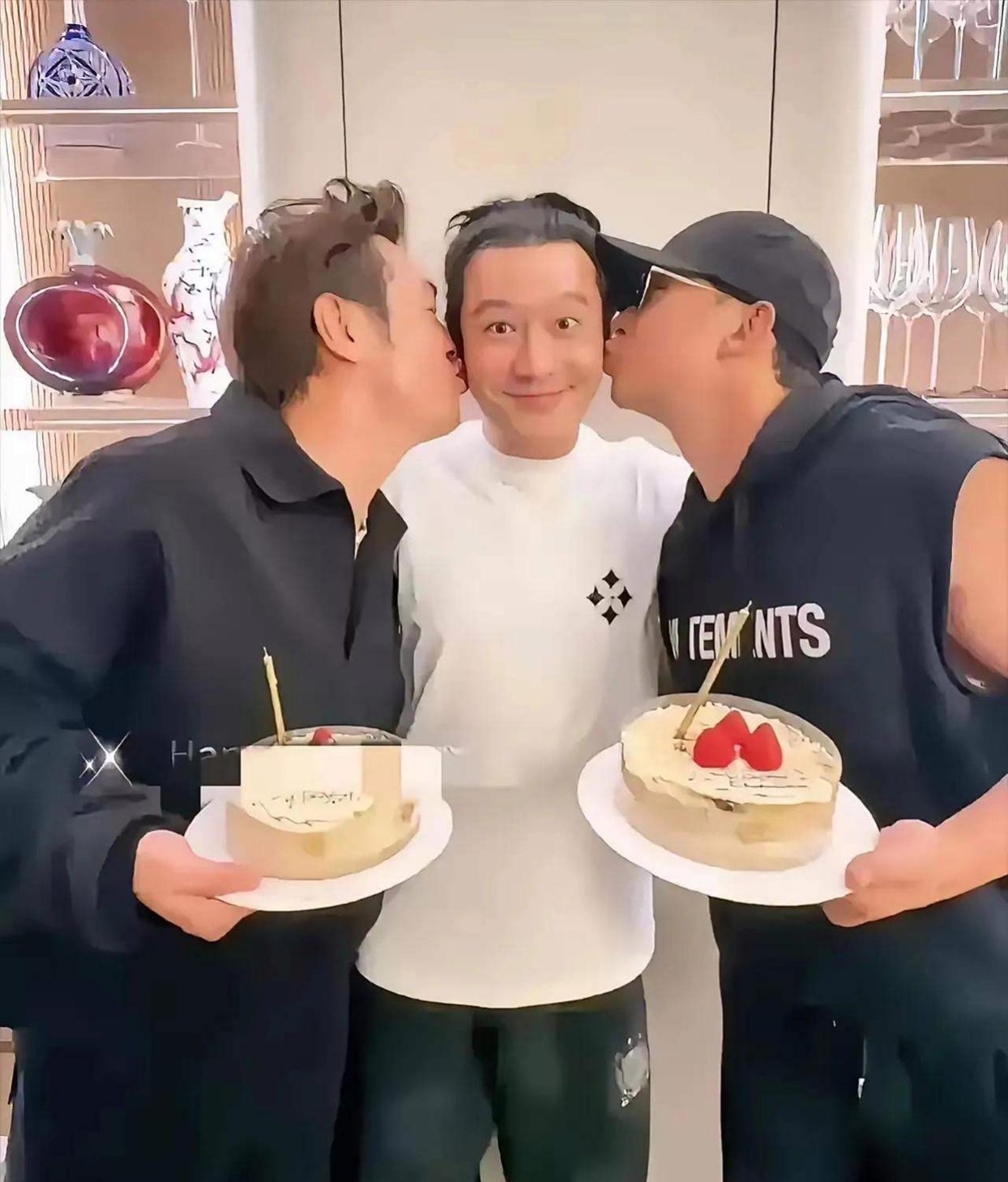 黄晓明跟石雪的关系也很劲爆,其实娱乐圈一直都是这样,男大佬喜欢小