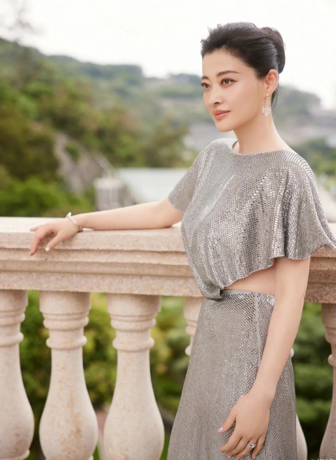 梅婷穿银色露背礼服亮相活动太绝了!