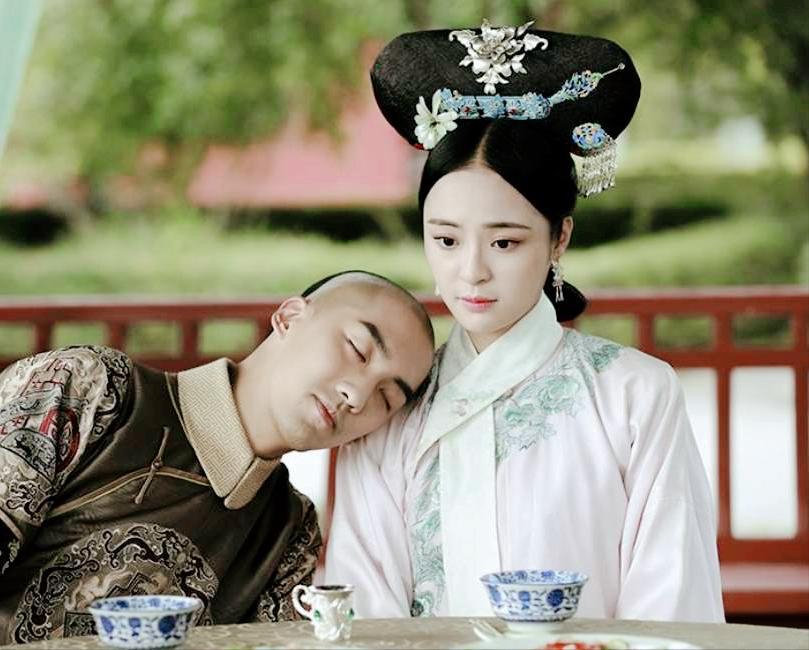 1702年,雍正独自饮酒时,一个小宫女悄悄走到他身后