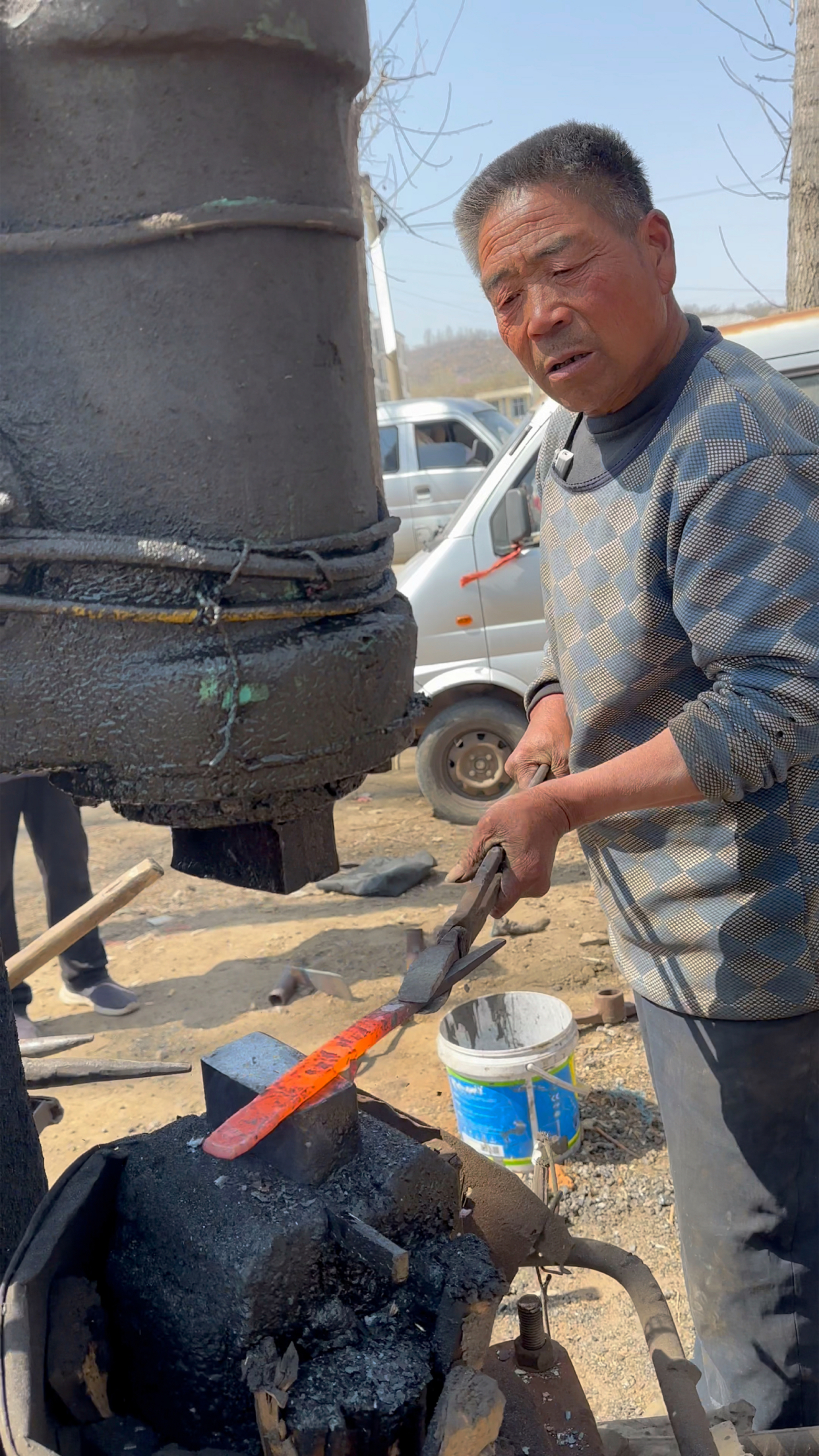 打铁匠废旧钢筋头制作小铲子