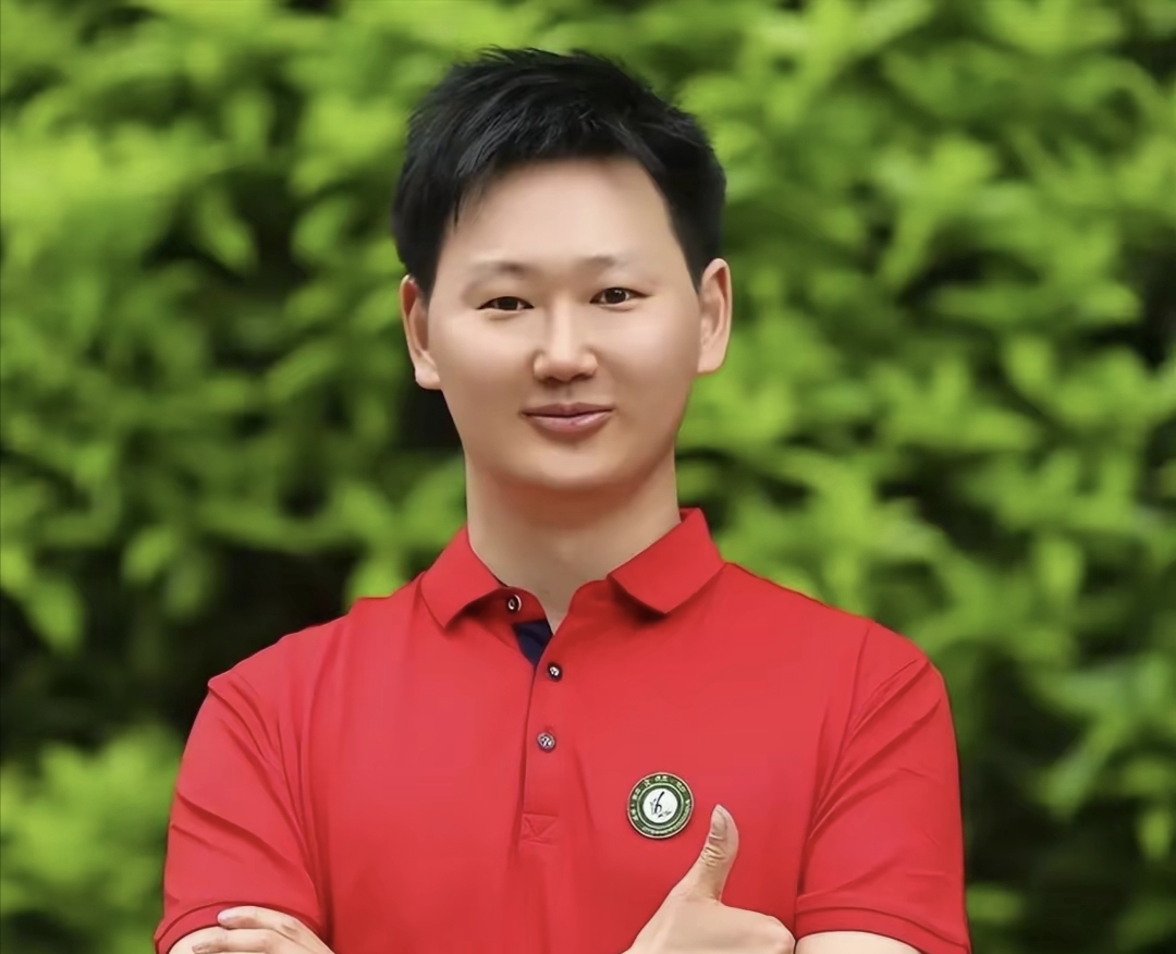 而这位老师的教育背景也极为惊人,入校教书也仅3