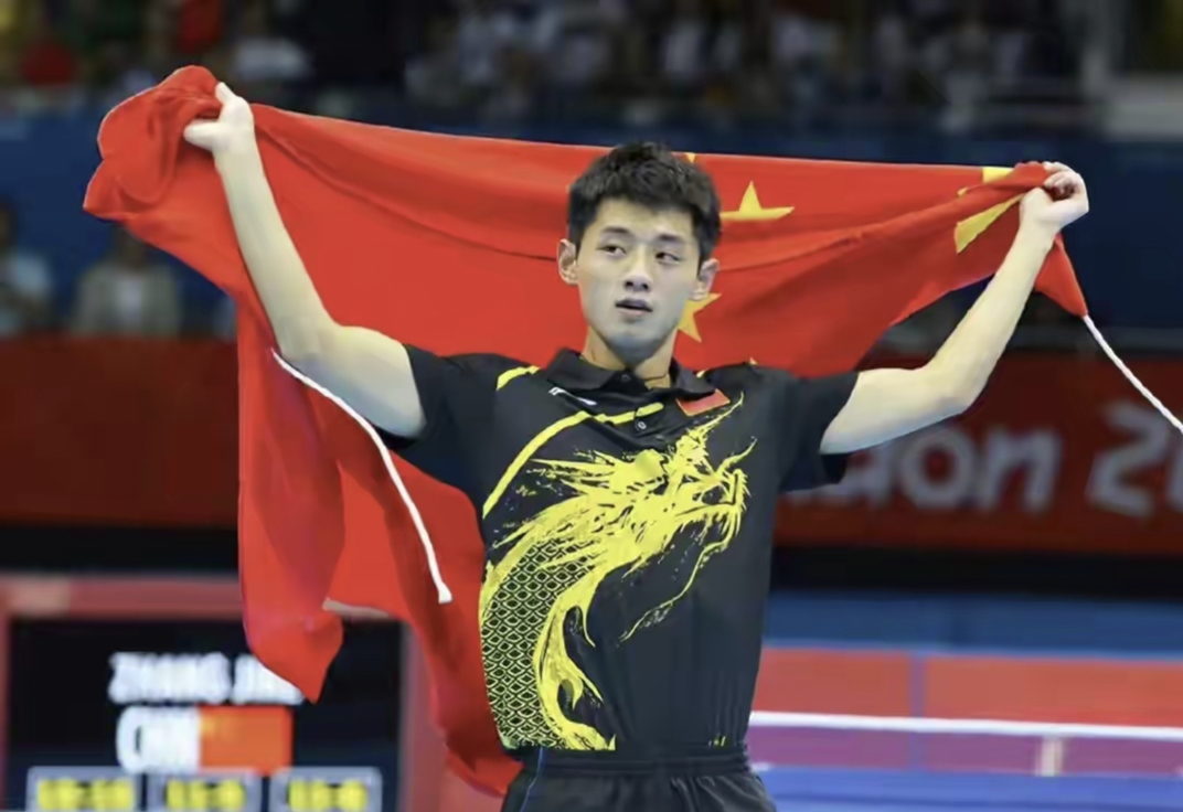 张继科影响力在乒乓界的多维呈现 国家体育总局训练局门口,一张新悬挂