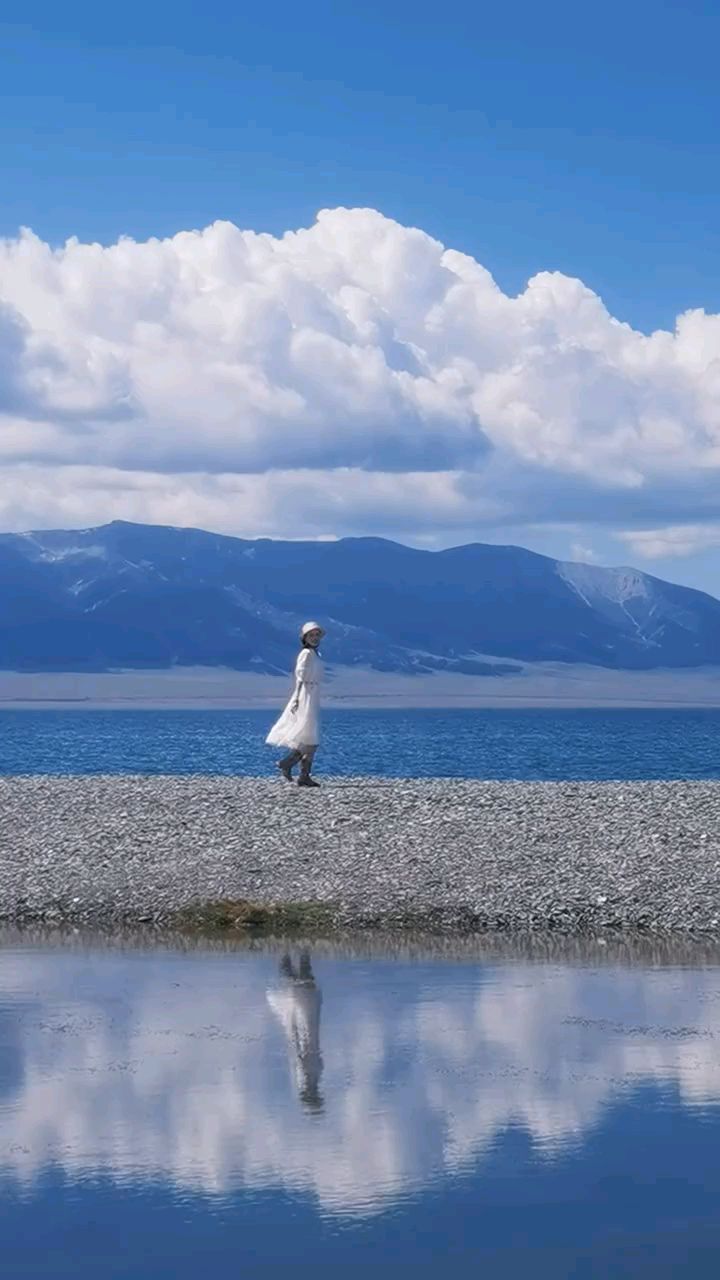 穿白裤子去赛里木湖拍照，旅游帮手