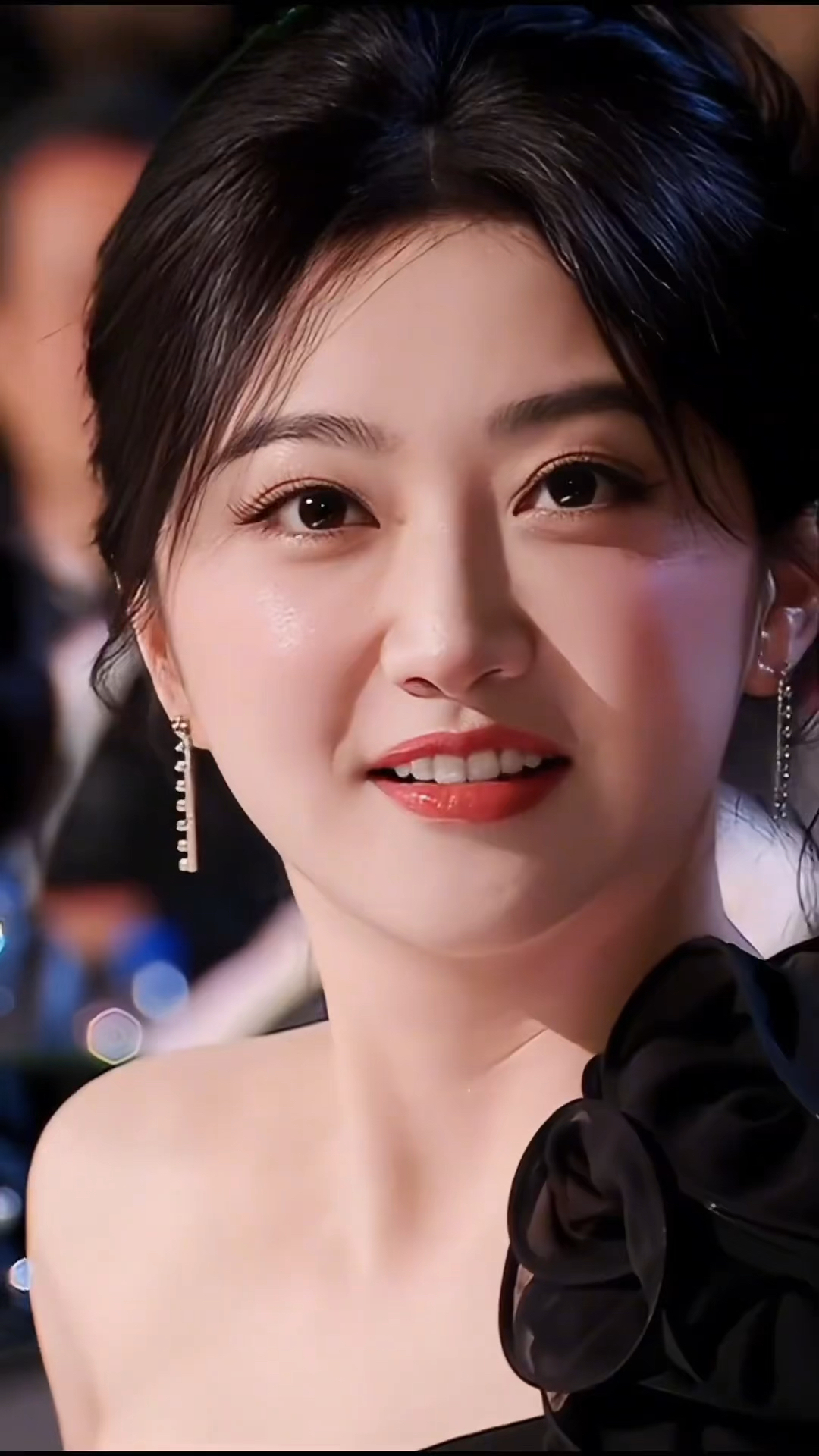 景甜出席活动,怼脸拍摄