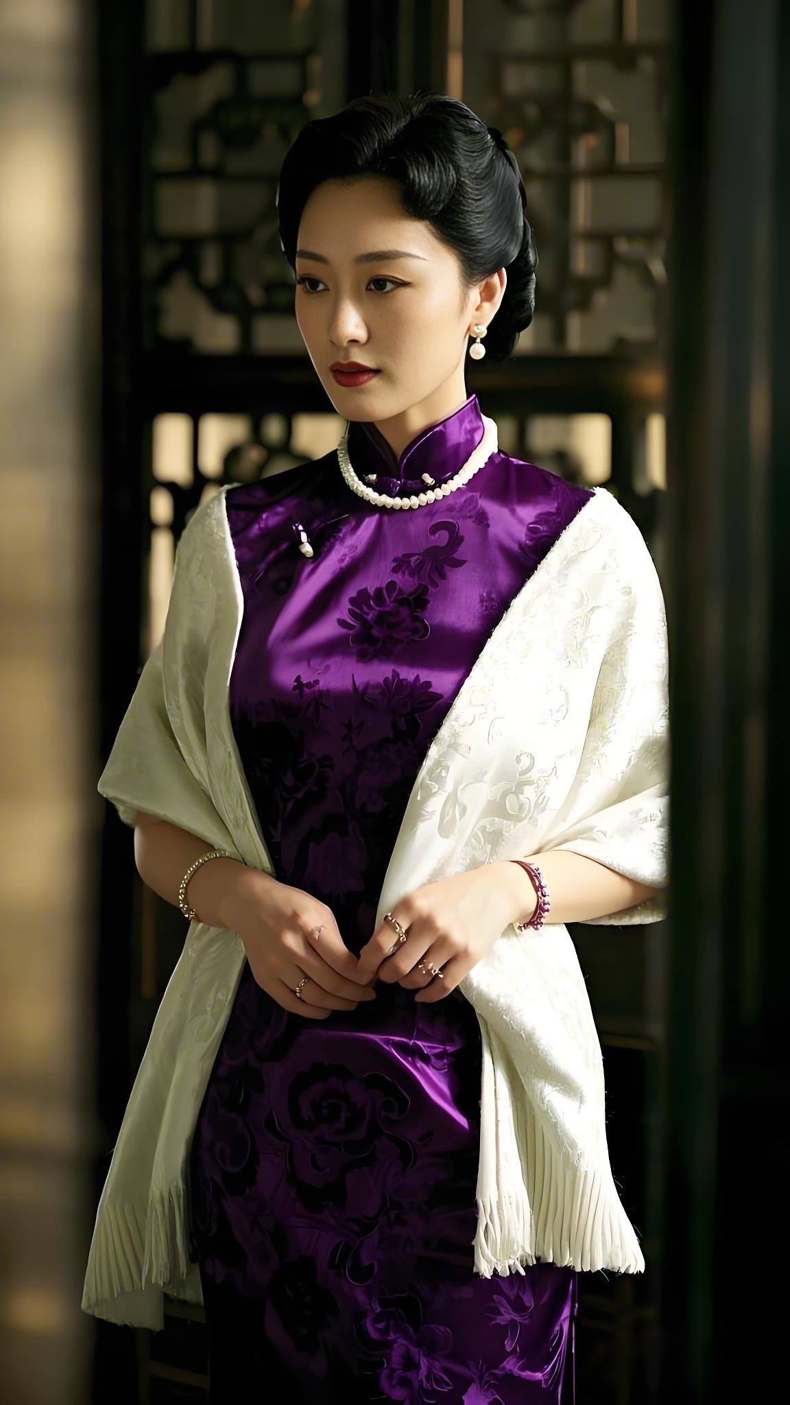 紫色缎面旗袍   白色披肩,在中式庭院里,演绎一场跨越时光的优雅盛宴