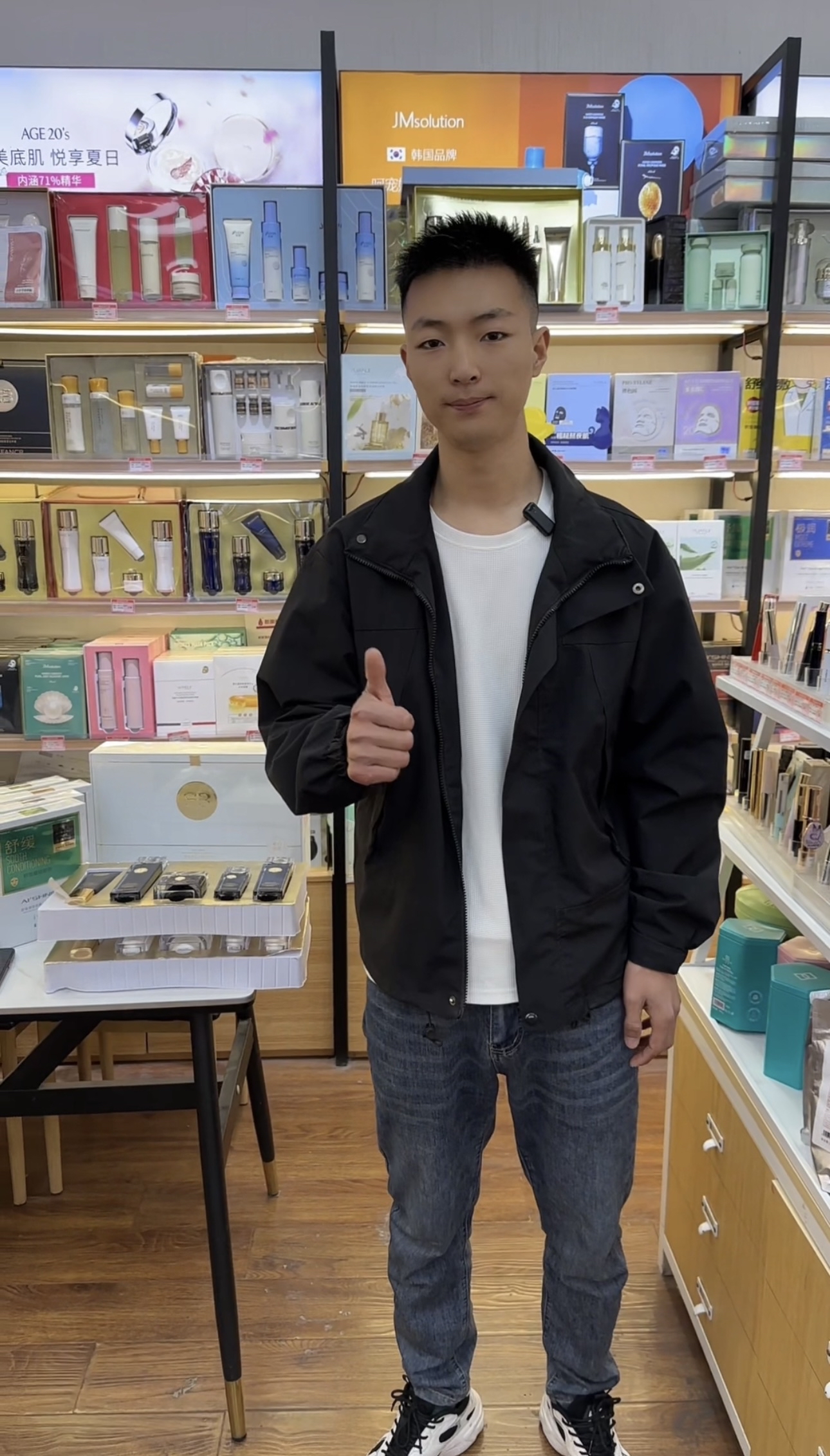 王威批发商/品牌代理 王威是浙江义乌国际商贸城的化妆品批发商主营